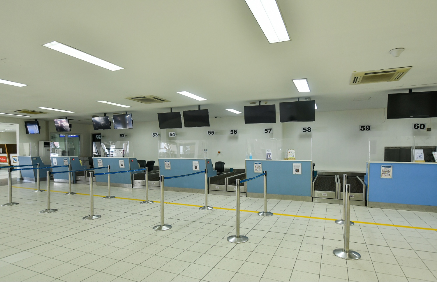 ހުޅުލެ: މާޗް 30، 2020: ކޮވިޑް-19 އާ ގުޅިގެން ހުރިހާ އެއާލައިންތަކެއް ދަތުރުތައް ހުއްޓާލުމާއި ގުޅިގެން ޑޮމެސްޓިކް އެއާޕޯޓު ތެރެ ހުސްކޮށް. ފޮޓޯތައް: ނިޝާން އަލީ /މިހާރު