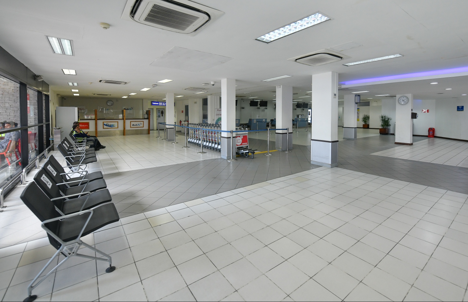 ހުޅުލެ: މާޗް 30، 2020: ކޮވިޑް-19 އާ ގުޅިގެން ހުރިހާ އެއާލައިންތަކެއް ދަތުރުތައް ހުއްޓާލުމާއި ގުޅިގެން ޑޮމެސްޓިކް އެއާޕޯޓު ތެރެ ހުސްކޮށް. ފޮޓޯތައް: ނިޝާން އަލީ /މިހާރު