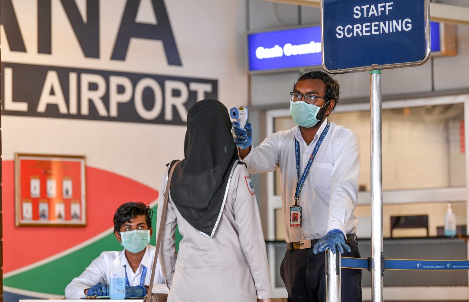 ހުޅުލެ: މާޗް 30، 2020:ވެލާނާ އިންޓަނޭޝަނަލް އެއާޕޯޓުގެ މުވައްޒަފުން ސްކްރީން ކުރަނީ، ކޮވިޑް-19 އާ ގުޅިގެން ހުރިހާ އެއާލައިންތަކެއް ދަތުރުތައް ހުއްޓާލުމާއި ގުޅިގެން ރާއްޖޭގެ މައި ދޮރު، އެއާޕޯޓުގެ ރިސޯޓުތަކުގެ އެއާޕޯޓު ސާވިސްދޭ ޑެސްކުތައް ވަނީ ފަޅުވެފައި. ފޮޓޯތައް: ނިޝާން އަލީ /މިހާރު