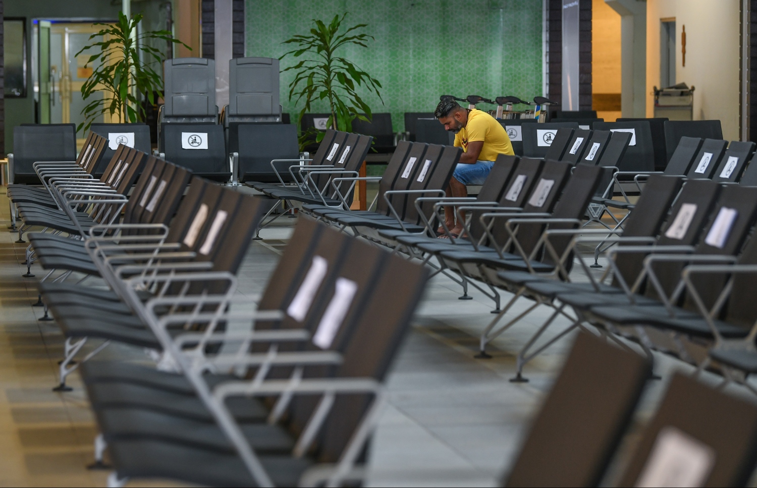 ހުޅުލެ: މާޗް 30، 2020: ކޮވިޑް-19 އާ ގުޅިގެން ހުރިހާ އެއާލައިންތަކެއް ދަތުރުތައް ހުއްޓާލުމާއި ގުޅިގެން ރާއްޖޭގެ މައި ދޮރު، ވެލާނާ އިންޓަނޭޝަނަލް އެއާޕޯޓުގެ ގޮނޑިތައް ހުހަށް. ފޮޓޯތައް: ނިޝާން އަލީ /މިހާރު