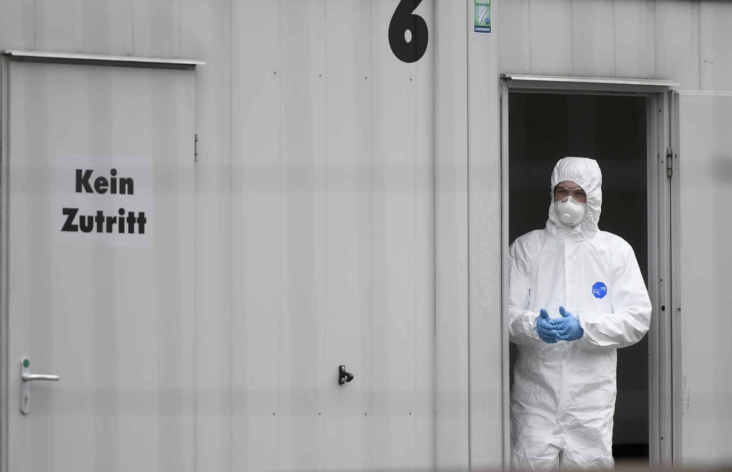 ޖަރުމަނުގެ ޑޯޓްމުންޑުގެ ހޮސްޕިޓަލެއްގެ ކޮރޯނާވައިރަސް ޓެސްޓް ސްޓޭޝަނެއްގެ ބޭރުގައި ދެ ސްޓާފަކު މަޑުކޮށްލައިގެން. --ފޮޓޯ:އޭއެފްޕީ