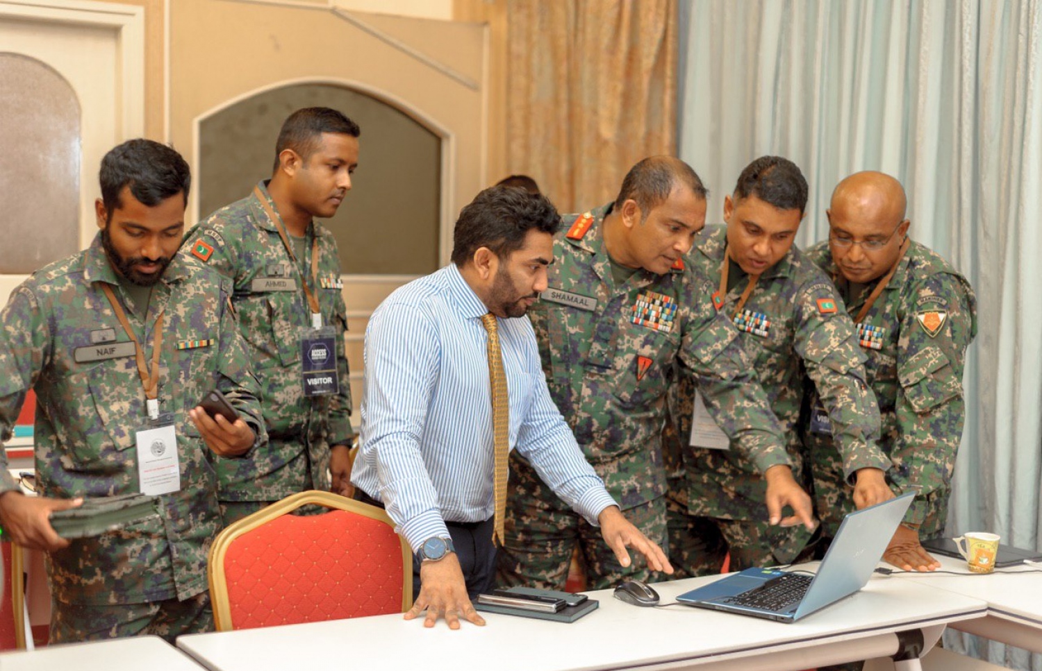 ހެލްތު މިނިސްޓަރު އަމީނާއި ޗީފް އޮފް ޑިފެންސް ފޯސް މޭޖަ ޖެނެރަލް އަބްދުﷲ ޝަމާލް، ނޭޝަނަލް އިމަޖެންސީ އޮޕަރޭޝަން ސެންޓަރުގެ ބައެއް ކަންކަމާ ގުޅޭ ގޮތުން މަޝްވަރާ ކުރައްވަނީ.---ފޮޓޯ: ހެލްތު މިނިސްޓްރީ