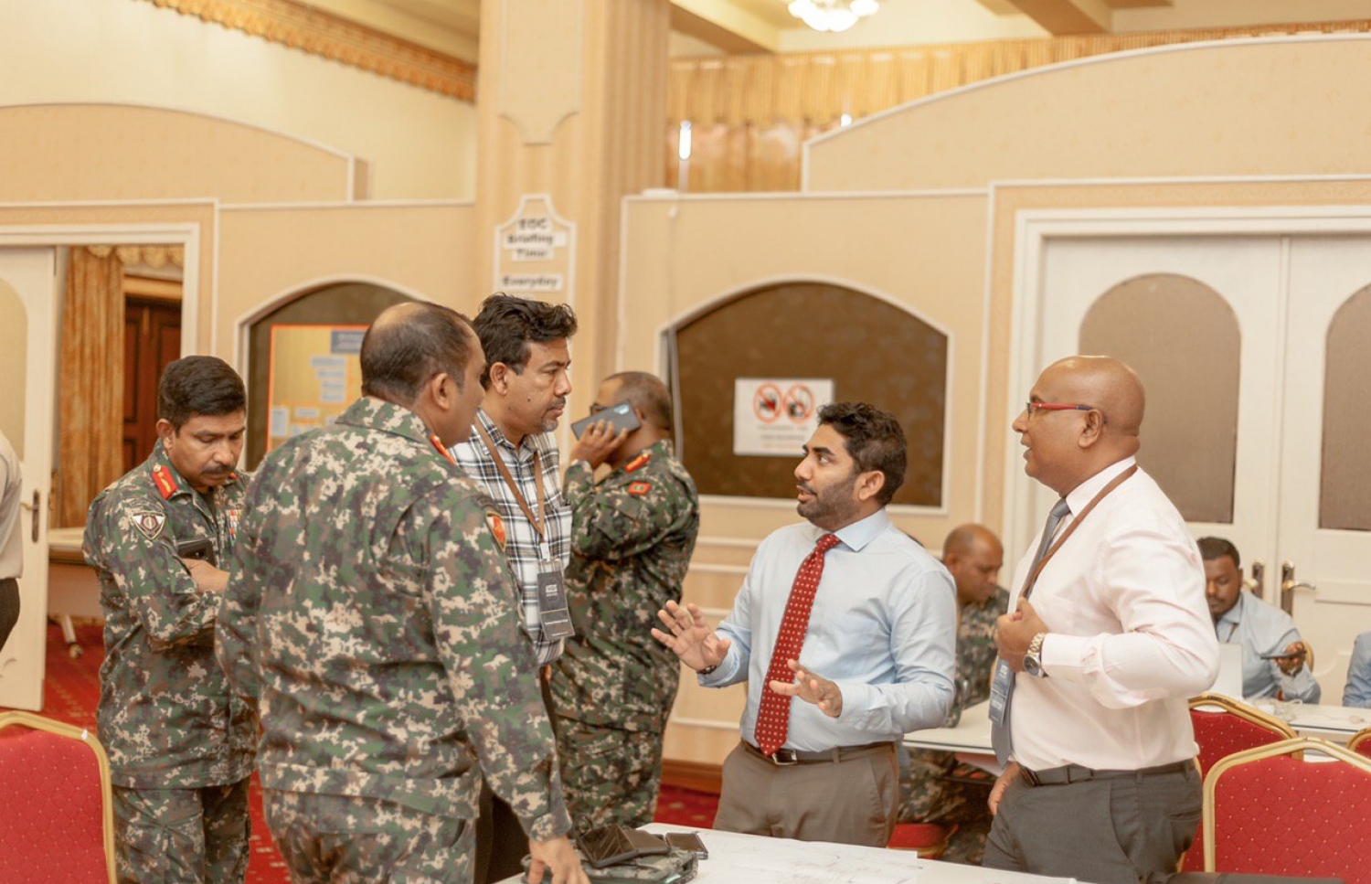 ކޮވިޑް-19 އާ ގުޅޭ މަޝްވަރާއެއް، ހެލްތު މިނިސްޓަރު އަމީނާއި ޑރ. އަލީ ލަތީފާއި ޗީފް އޮފް ޑިފެންސް ފޯސް މޭޖަ ޖެނެރަލް އަބްދުﷲ ޝަމާލް އަދި އެޗްޑީސީގެ އެމްޑީ ސުހައިލް ކުރިއަށް ގެންދަވަނީ.---ފޮޓޯ: ހެލްތު މިނިސްޓްރީ