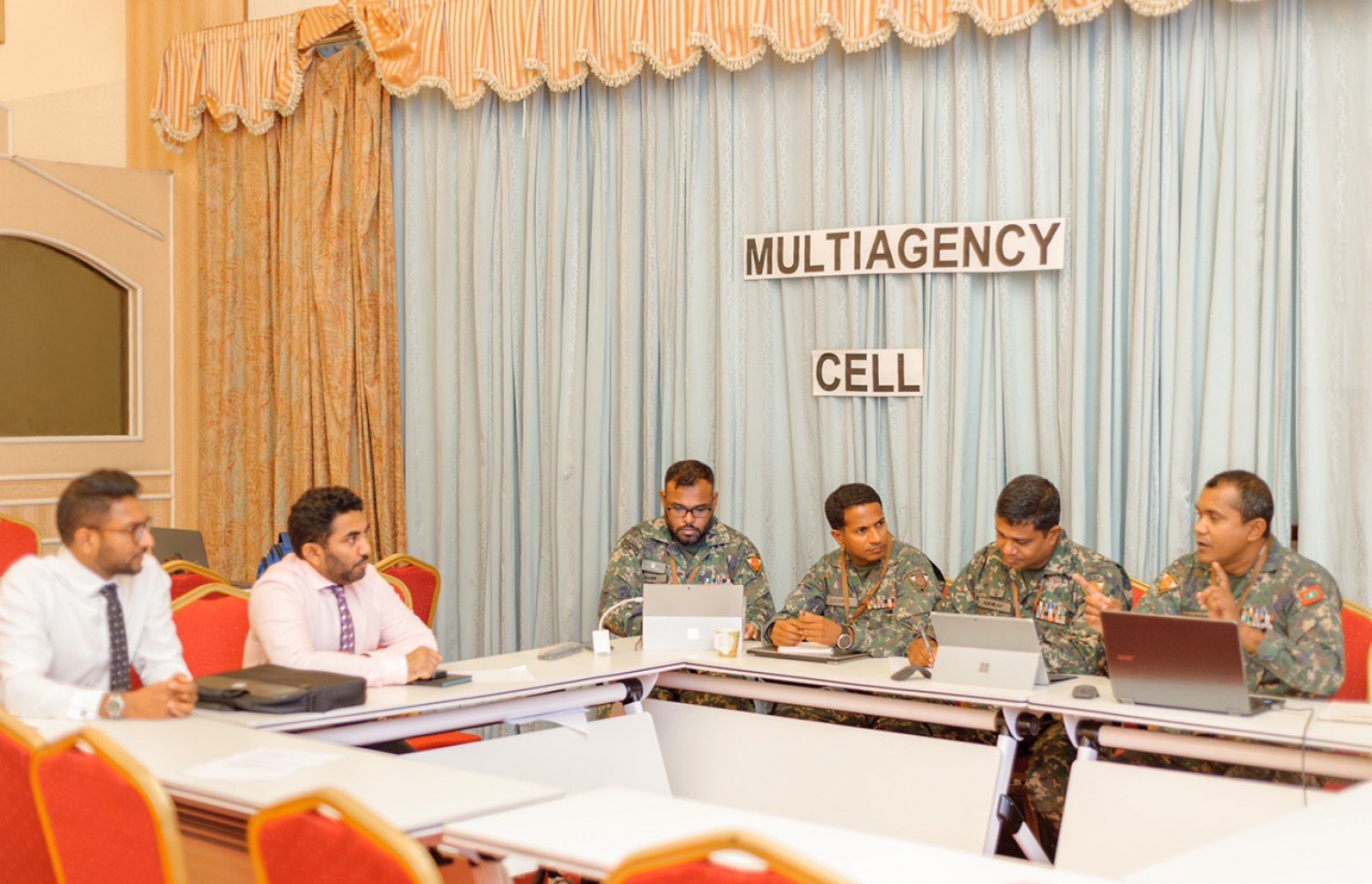 ކޮރޯނާވައިރަސް ފެތުރުން ކޮންޓްރޯލް ކުރުމާ ގުޅޭ ތަފާތު މަސައްކަތްތައް ކުރުމަށް އުފައްދާފައިވާ ނޭޝަނަލް އިމަޖެންސީ އޮޕަރޭޝަން ސެންޓަރު (އެންއީއޯސީ) ގައި މަސައްކަތް ކުރާ ސިފައިންގެ ބައެއް މީހުންނާ ހެލްތު މިނިސްޓަރު އަމީން ބައްދަލުކުރައްވަނީ.---ފޮޓޯ: ހެލްތު މިނިސްޓްރީ