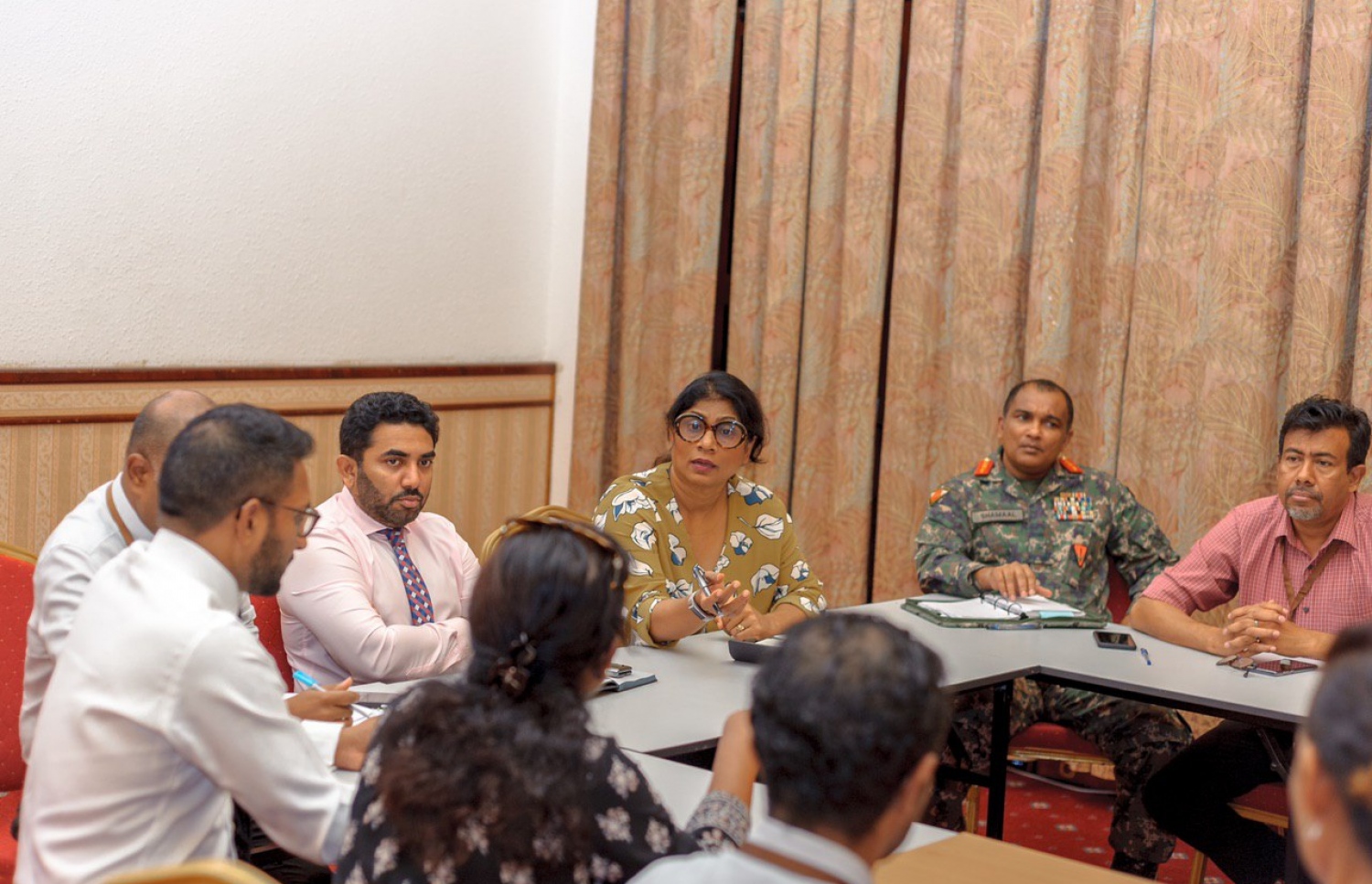 ކޮރޯނާވައިރަސް ފެތުރުން ކޮންޓްރޯލް ކުރުމާ ގުޅޭ ތަފާތު މަސައްކަތްތައް ކުރުމަށް އުފައްދާފައިވާ ނޭޝަނަލް އިމަޖެންސީ އޮޕަރޭޝަން ސެންޓަރު (އެންއީއޯސީ) ގައި ބޭއްވި ބައްދަލުވުމެއް ހެލްތު މިނިސްޓަރު އަމީނާއި ޑިފެންސް މިނިސްޓަރު މާރިޔާ ކުރިއަށް ގެންދަވަނީ.---ފޮޓޯ: ހެލްތު މިނިސްޓްރީ