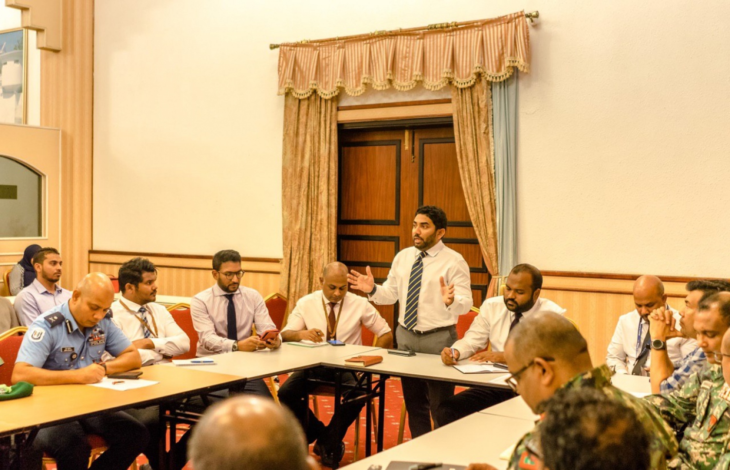 ރާއްޖޭގައި ކޮރޯނާވައިރަސް ކޮންޓްރޯލް ކުރުމާ ގުޅޭ ގޮތުން އުފައްދާފައިވާ ޚާއްސަ ކޮމިޓީއެއްގެ ބައްދަލުވުމެއްގައި ހެލްތު މިނިސްޓަރު އަމީން ވާހަކަ ދައްކަވަނީ.---ފޮޓޯ: ހެލްތު މިނިސްޓްރީ