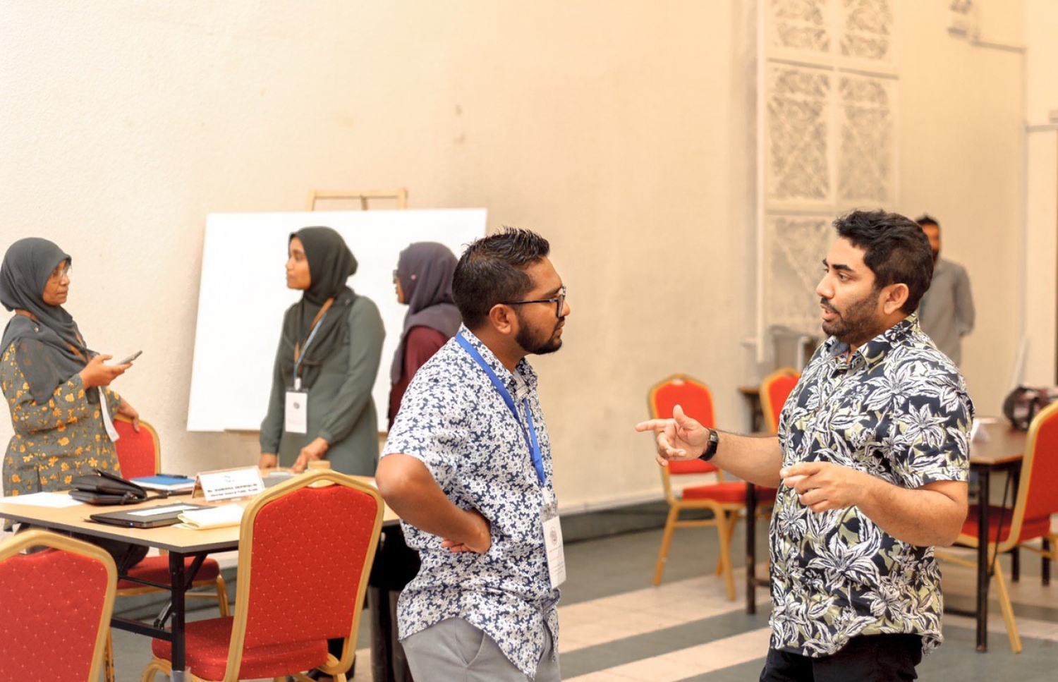 ކޮރޯނާވައިރަސް ފެތުރުން ކޮންޓްރޯލް ކުރުމާ ގުޅޭ ތަފާތު މަސައްކަތްތައް ކުރުމަށް އުފައްދާފައިވާ ނޭޝަނަލް އިމަޖެންސީ އޮޕަރޭޝަން ސެންޓަރު (އެންއީއޯސީ) ގެ މަސައްކަތްތަކާ ގުޅޭ ގޮތުން ހެލްތު މިނިސްޓަރު އަމީން މަޝްވަރާ ކުރައްވަނީ.---ފޮޓޯ: ހެލްތު މިނިސްޓްރީ