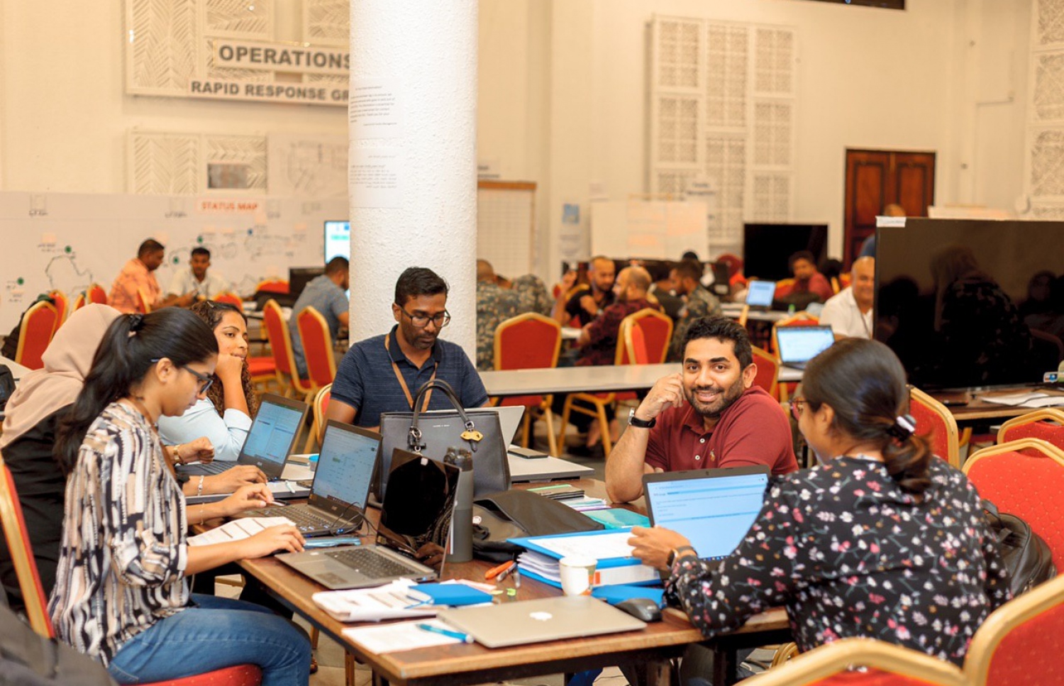 ކޮރޯނާވައިރަސް ފެތުރުން ކޮންޓްރޯލް ކުރުމާ ގުޅޭ ތަފާތު މަސައްކަތްތައް ކުރުމަށް އުފައްދާފައިވާ ނޭޝަނަލް އިމަޖެންސީ އޮޕަރޭޝަން ސެންޓަރު (އެންއީއޯސީ) ގައި މަސައްކަތް ކުރާ، ސިއްހީ ދާއިރާގެ ބައެއް އޮފިޝަލުންނާ އެކު ހެލްތު މިނިސްޓަރު އަމީން ވަގުތުކޮޅެއް ހޭދަކުރައްވަނީ.---ފޮޓޯ: ހެލްތު މިނިސްޓްރީ