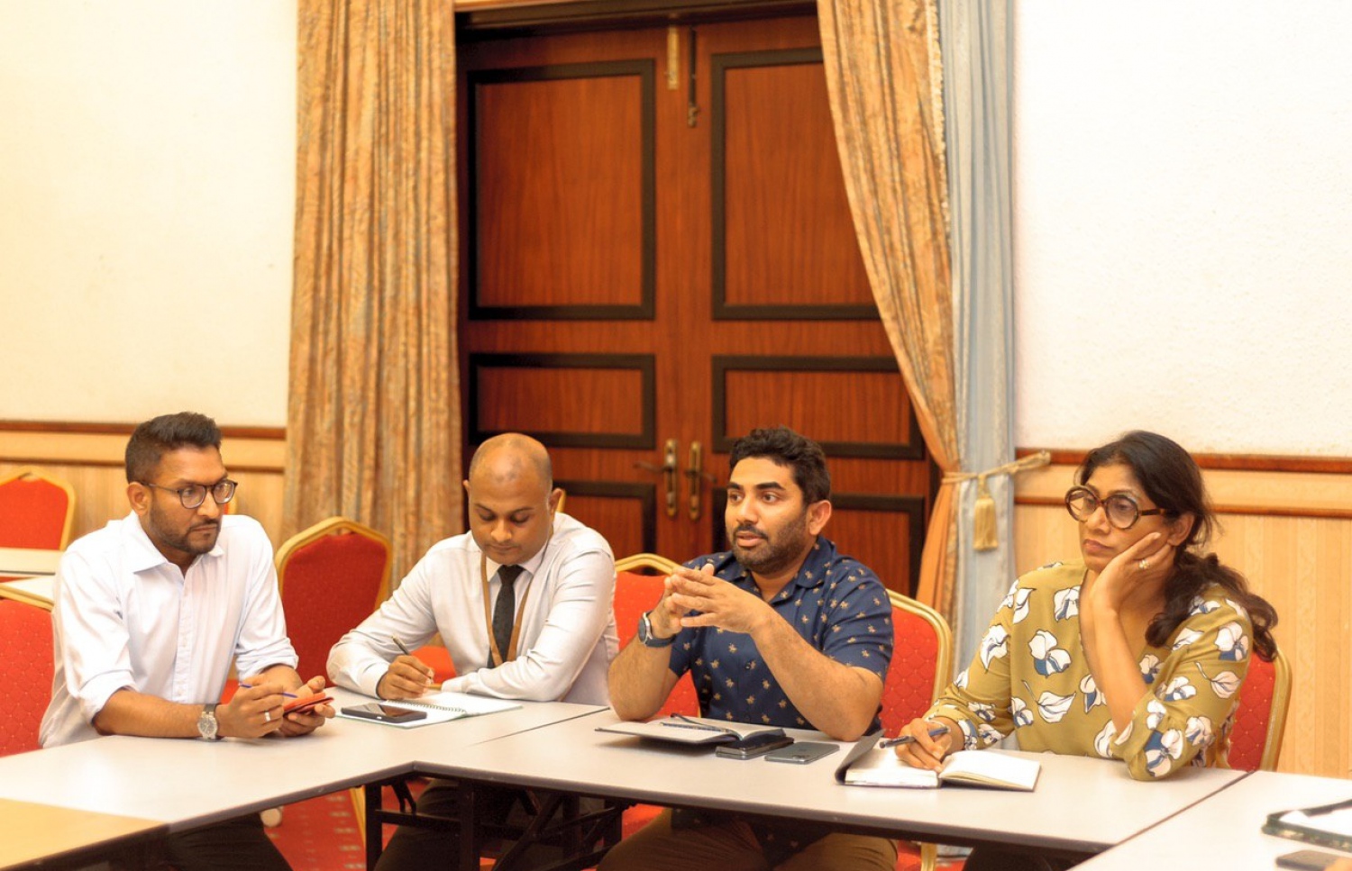 ކޮރޯނާވައިރަސް ފެތުރުން ކޮންޓްރޯލް ކުރުމާ ގުޅޭ ތަފާތު މަސައްކަތްތައް ކުރުމަށް އުފައްދާފައިވާ ނޭޝަނަލް އިމަޖެންސީ އޮޕަރޭޝަން ސެންޓަރު (އެންއީއޯސީ) ގައި ބޭއްވި ބައްދަލުވުމެއް ހެލްތު މިނިސްޓަރު އަމީނާއި ޑިފެންސް މިނިސްޓަރު މާރިޔާ ކުރިއަށް ގެންދަވަނީ.---ފޮޓޯ: ހެލްތު މިނިސްޓްރީ