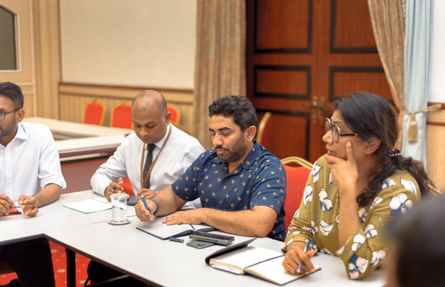 ކޮރޯނާވައިރަސް ފެތުރުން ކޮންޓްރޯލް ކުރުމާ ގުޅޭ ތަފާތު މަސައްކަތްތައް ކުރުމަށް އުފައްދާފައިވާ ނޭޝަނަލް އިމަޖެންސީ އޮޕަރޭޝަން ސެންޓަރު (އެންއީއޯސީ) ގައި ބޭއްވި ބައްދަލުވުމެއް ހެލްތު މިނިސްޓަރު އަމީނާއި ޑިފެންސް މިނިސްޓަރު މާރިޔާ ކުރިއަށް ގެންދަވަނީ.---ފޮޓޯ: ހެލްތު މިނިސްޓްރީ