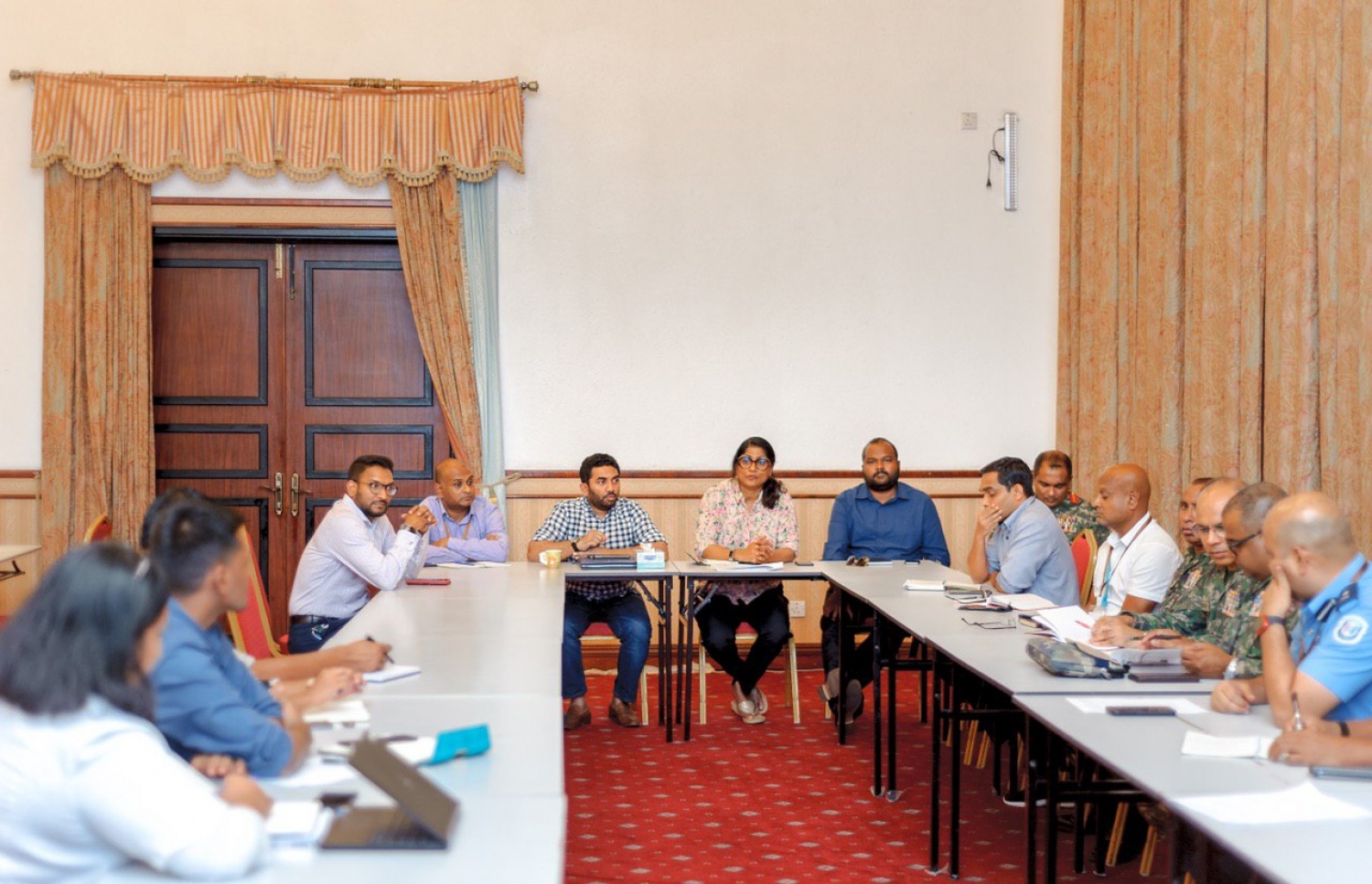 ކޮރޯނާވައިރަސް ފެތުރުން ކޮންޓްރޯލް ކުރުމާ ގުޅޭ ތަފާތު މަސައްކަތްތައް ކުރުމަށް އުފައްދާފައިވާ ނޭޝަނަލް އިމަޖެންސީ އޮޕަރޭޝަން ސެންޓަރު (އެންއީއޯސީ) ގައި ބޭއްވި ބައްދަލުވުމެއް ހެލްތު މިނިސްޓަރު އަމީނާއި ޑިފެންސް މިނިސްޓަރު މާރިޔާ އަދި ޓޫރިޒަމް މިނިސްޓަރު އަލީ ވަހީދު ކުރިއަށް ގެންދަވަނީ.---ފޮޓޯ: ހެލްތު މިނިސްޓްރީ