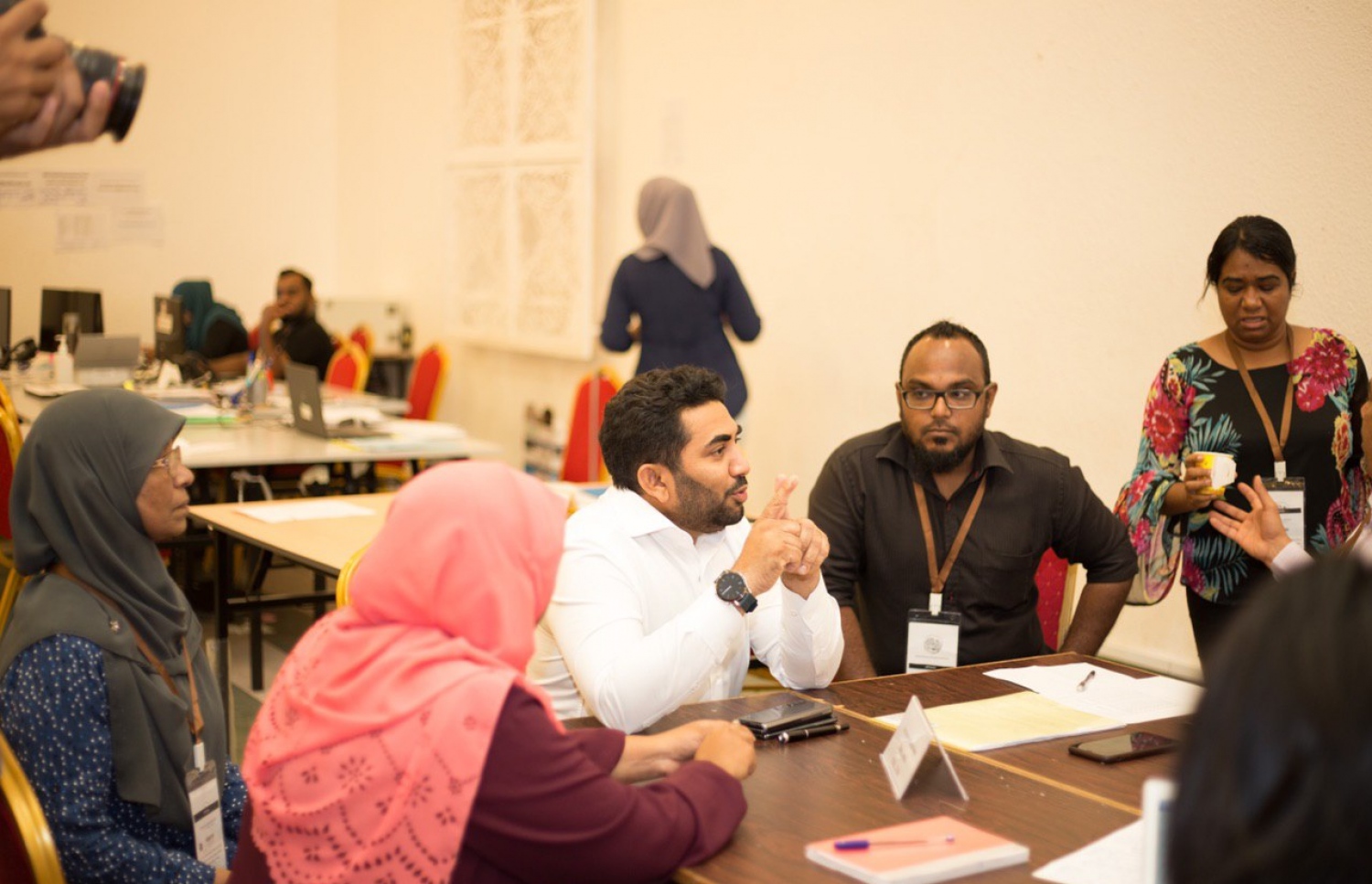 ހެލްތު މިިސްޓަރު އަމީން، ސިއްހީ ދާއިރާގެ އޮފިޝަލުންނާ އެކު މަޝްވަރާއެއްގައި: ރާއްޖެ އިން ކޮރޯނާވައިރަސް ފެނުމުގެ މަހެއްހާ ދުވަސް ކުރިން ފެށިގެން، މިނިސްޓަރު އަމީން އިސްވެ ހުންނަވައިގެން ވަރަށް ގިނަ ކަންތައްތަކެއް ވަނީ ނިންމަވާފައި.---ފޮޓޯ: ހެލްތު މިނިސްޓްރީ