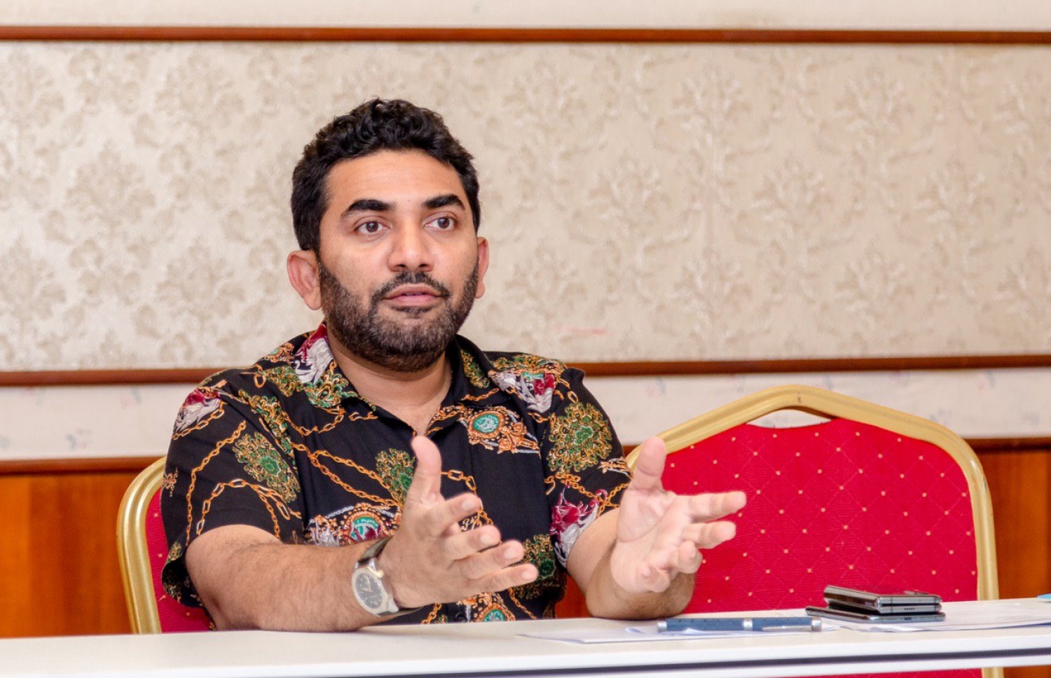 ކޮރޯނާވައިރަސް ފެތުރުން ކޮންޓްރޯލް ކުރުމާ ގުޅޭ މަސައްކަތް ކުރާ ކޮމިޓީއެއްގެ ބައްދަލުވުމެއްގައި ހެލްތު މިނިސްޓަރު އަމީން ވާހަކަ ދައްކަވަނީ.---ފޮޓޯ: ހެލްތު މިނިސްޓްރީ