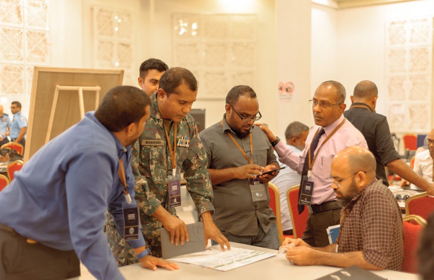 ކޮރޯނާވައިރަސް ފެތުރުން ކޮންޓްރޯލް ކުރުމާ ގުޅޭ ތަފާތު މަސައްކަތްތައް ކުރުމަށް އުފައްދާފައިވާ ނޭޝަނަލް އިމަޖެންސީ އޮޕަރޭޝަން ސެންޓަރު (އެންއީއޯސީ) ގެ މަސައްކަތުގައި އުޅުއްވާ ބައެއް އޮފިޝަލުން މަޝްވަރާއެއްގައި---ފޮޓޯ: ހެލްތު މިނިސްޓްރީ