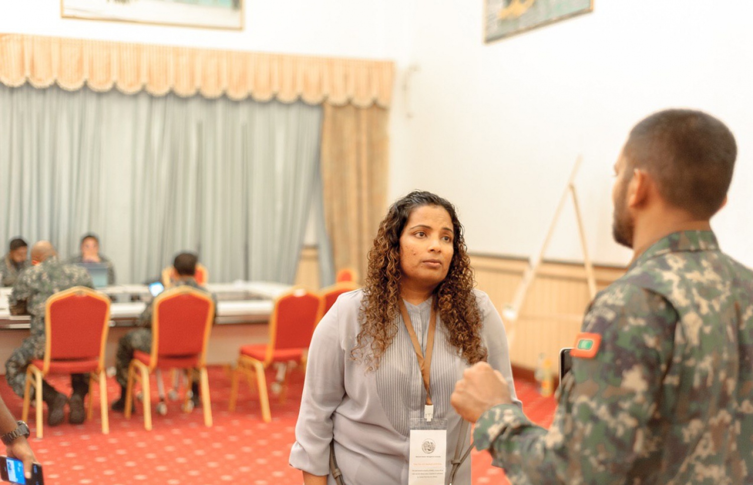 ކޮރޯނާވައިރަސް ފެތުރުން ކޮންޓްރޯލް ކުރުމާ ގުޅޭ ތަފާތު މަސައްކަތްތައް ކުރުމަށް އުފައްދާފައިވާ ނޭޝަނަލް އިމަޖެންސީ އޮޕަރޭޝަން ސެންޓަރު (އެންއީއޯސީ) ގެ މަސައްކަތުގައި އުޅުއްވާ، ސިއްހީ ދާއިރާގެ އޮފިޝަލަކާއި ސިފައިންގެ މީހަކު މަޝްވަރާއެއް ކުރަނީ.---ފޮޓޯ: ހެލްތު މިނިސްޓްރީ