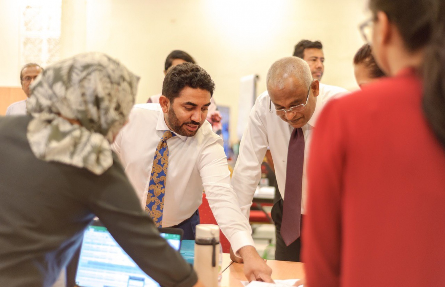 ކޮރޯނާވައިރަސް ފެތުރުން ކޮންޓްރޯލް ކުރުމާ ގުޅޭ ތަފާތު މަސައްކަތްތައް ކުރުމަށް އުފައްދާފައިވާ ނޭޝަނަލް އިމަޖެންސީ އޮޕަރޭޝަން ސެންޓަރު (އެންއީއޯސީ) ގައި ކުރާ މަސައްކަތްތައް ބައްލަވައިލެއްވުމަށް ރައީސް އިބްރާހިމް މުހައްމަދު ސޯލިހު ވަޑައިގެންނެވި ދުވަހެއްގައި، އެ މަނިކުފާނަށް ހެލްތު މިނިސްޓަރު އަމީން ބައެއް ތަފްސީލްތައް ދެއްވަނީ.---ފޮޓޯ: ހެލްތު މިނިސްޓްރީ