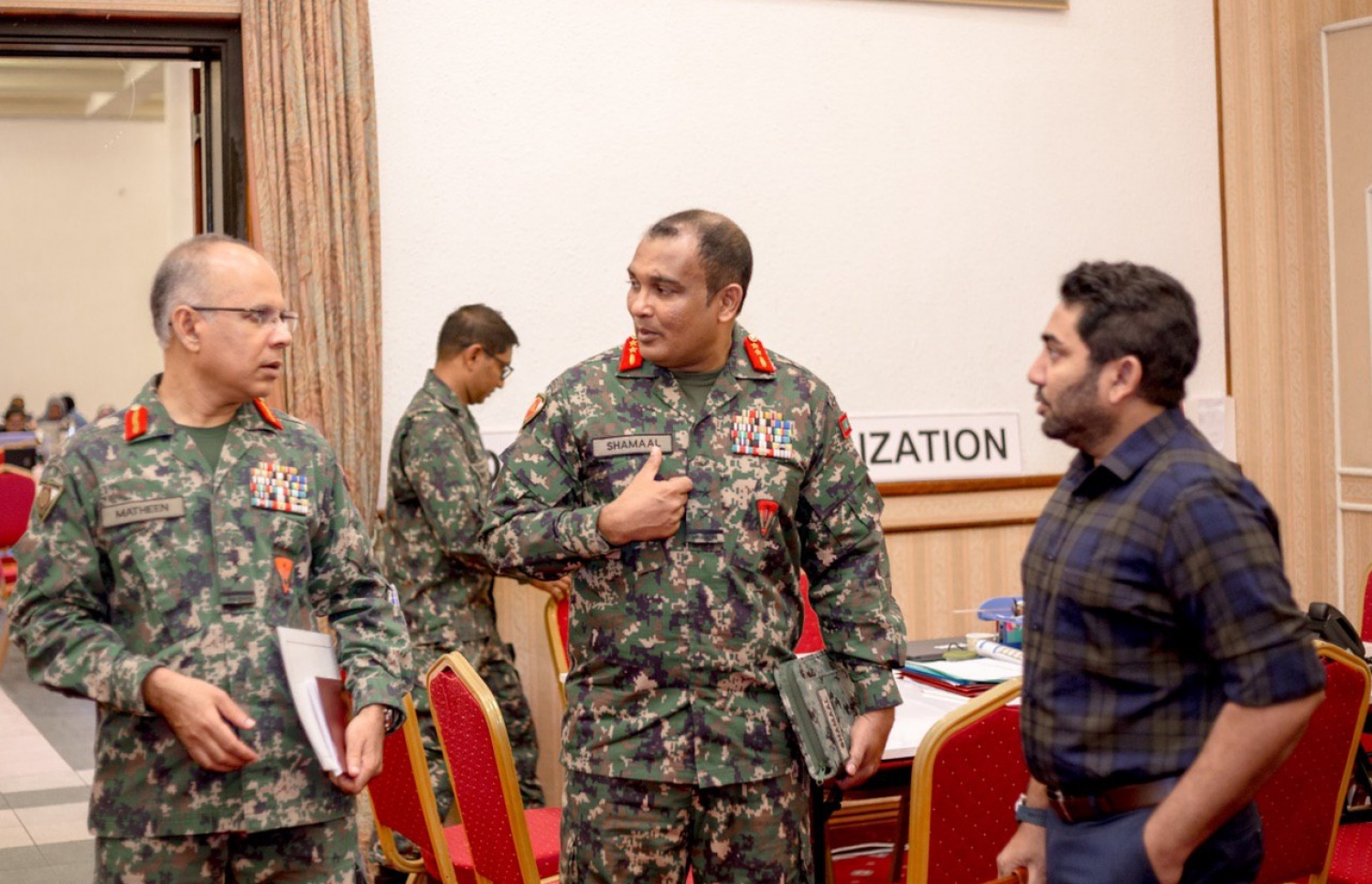 ކޮރޯނާވައިރަސް ފެތުރުން ކޮންޓްރޯލް ކުރުމާ ގުޅޭ ތަފާތު މަސައްކަތްތައް ކުރުމަށް އުފައްދާފައިވާ ނޭޝަނަލް އިމަޖެންސީ އޮޕަރޭޝަން ސެންޓަރު (އެންއީއޯސީ) ގެ މަސައްކަތުގެ ތެރެއިން ހެލްތު މިނިސްޓަރު އަބްދުﷲ އަމީން (މ) ޗީފް އޮފް ޑިފެންސް ފޯސް މޭޖަ ޖެނެރަލް އަބްދުﷲ ޝިމާލް އަދި ސިފައިންގެ އިސް އެހެން އޮފިސަރަކު މަޝްވަރާއެއްގައި.---ފޮޓޯ: ހެލްތު މިނިސްޓްރޫ