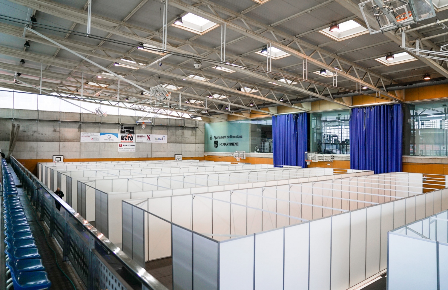 ސްޕޭނުގެ ބާސެލޯނާގެ ސިޓީ ހޯލް ވަގުތީ ހޮސްޕިޓަލަކަށް ބަދަލުކޮށްފައި. --ފޮޓޯ:އޭއެފްޕީ