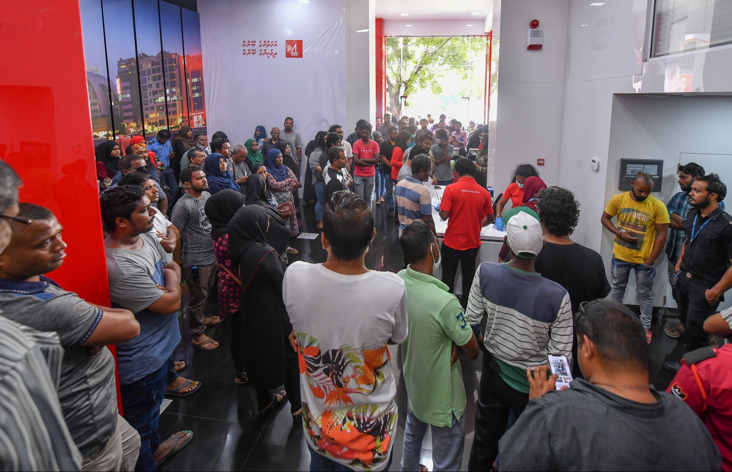 ބީއެމްއެލް ކަސްޓަމާ ސާވިސް ސެންޓަރުގެ އެތެރެއާއި ބޭރު ވެސް ވަނީ ފުރާލާފައި- ފޮޓޯ: އަހުމަދު އައުޝަން އިލްޔާސް/މިހާރު