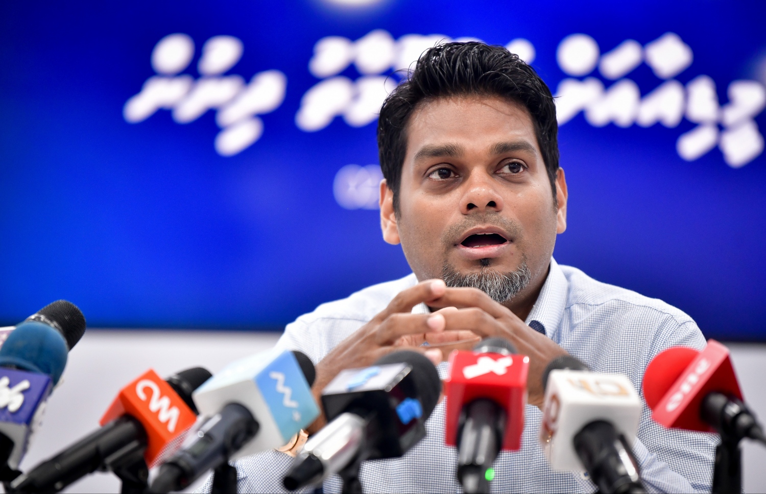 މިއަދުގެ ނިއުސް ބްރީފިންގައި އެސްޓީއޯގެ އެމްޑީ އަމްރު ވާހަކަ ދައްކަވަނީ.---ފޮޓޯ: ހުސައިން އަމްރު/މިހާރު