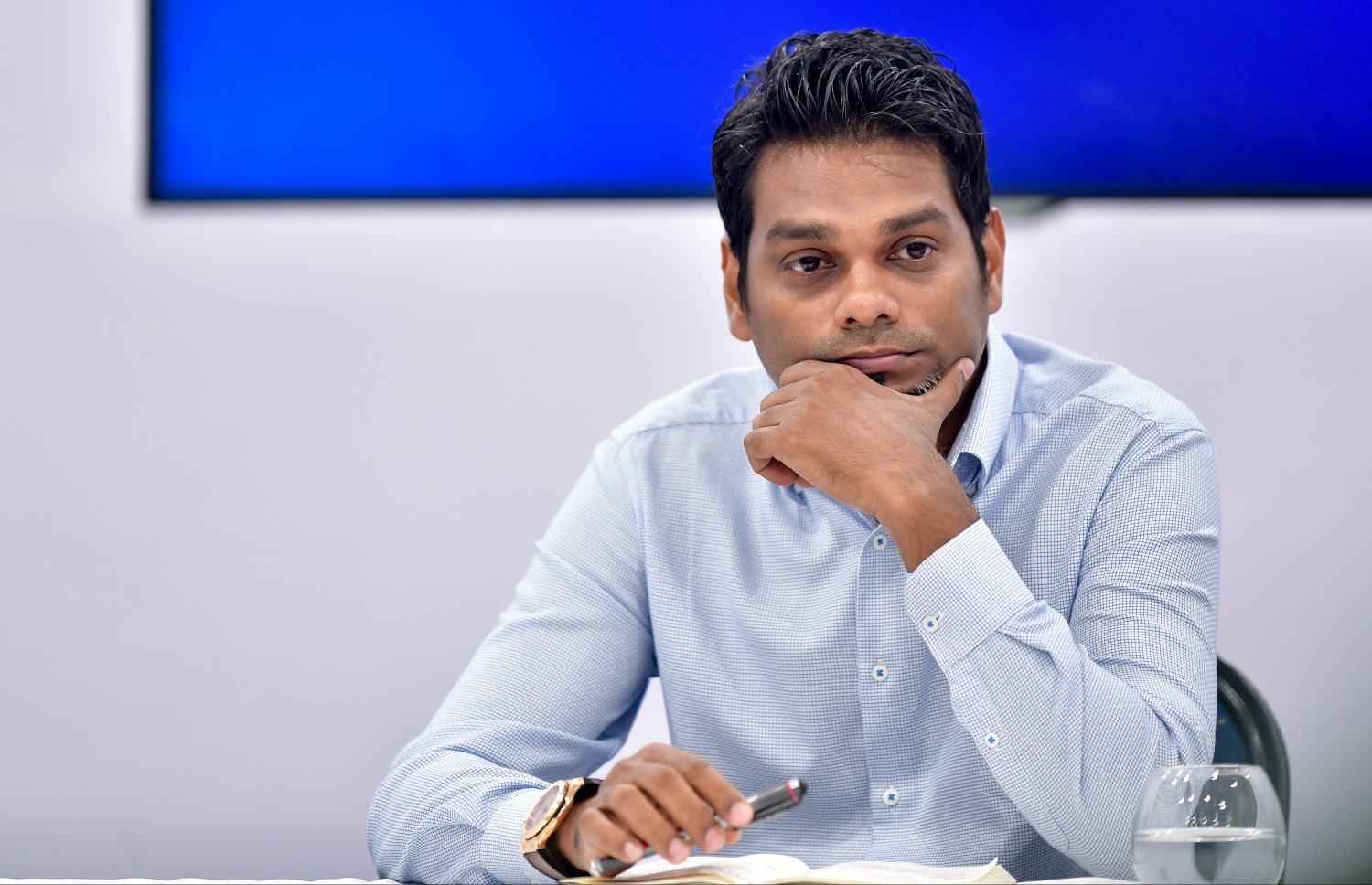 އަމްރު: އޭނާ ވަނީ ސަރުކާރުގެ ސިޔާސަތުތަކަށް ވަރަށް ބޮޑަށް ފާޑުވިދާޅުވެފައި.