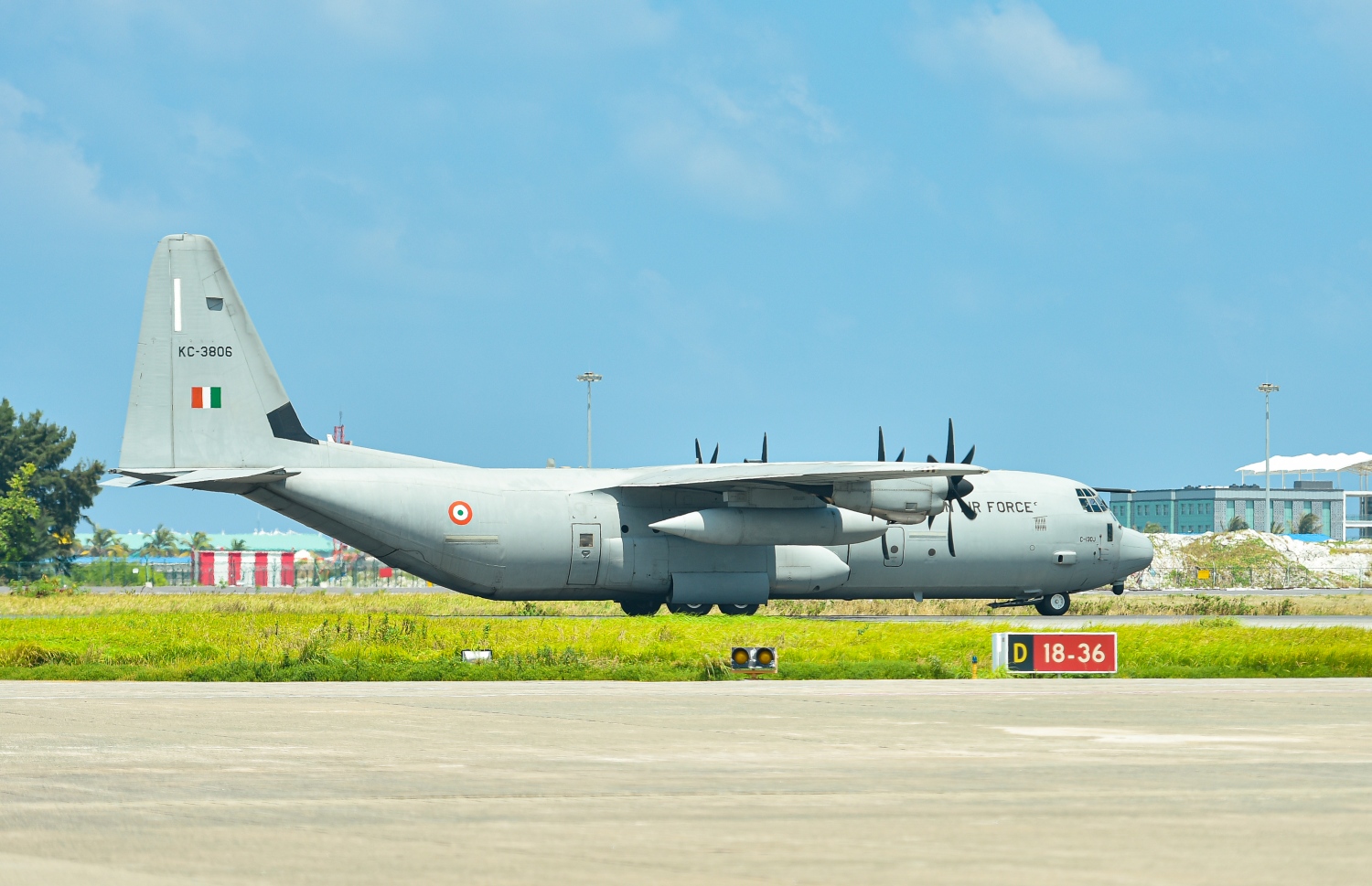 މާލެ- އޭޕްރީލް 2، 2020- ކޮރޯނާވައިރަސް ފެތުރުން ހުއްޓުވުމަށްޓަކައި ތިން ހަފްތާއަށް އިންޑިއާ ލޮކްޑައުން ކުރުމުން، އެ ގައުމުގައި ތާށިވެފައި ހުރި އެސްޓީއޯގެ ބޭސްތައް އިންޑިއާ އާއި ރާއްޖޭގެ އަސްކަރިއްޔާ ގުޅިގެން ހިންގި އޮޕަރޭޝަނެއްގެ ދަށުން މިއަދު ރާއްޖެ ގެނައުން .-- ފޮޓޯ: އަހުމަދު އަވްޝަން/މިހާރު