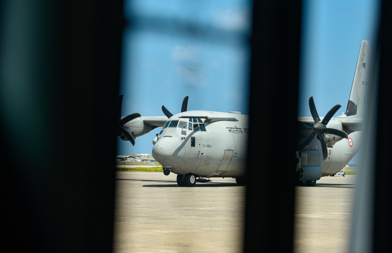 މާލެ- އޭޕްރީލް 2، 2020- ކޮރޯނާވައިރަސް ފެތުރުން ހުއްޓުވުމަށްޓަކައި ތިން ހަފްތާއަށް އިންޑިއާ ލޮކްޑައުން ކުރުމުން، އެ ގައުމުގައި ތާށިވެފައި ހުރި އެސްޓީއޯގެ ބޭސްތައް އިންޑިއާ އާއި ރާއްޖޭގެ އަސްކަރިއްޔާ ގުޅިގެން ހިންގި އޮޕަރޭޝަނެއްގެ ދަށުން މިއަދު ރާއްޖެ ގެނައުން .-- ފޮޓޯ: އަހުމަދު އަވްޝަން/މިހާރު