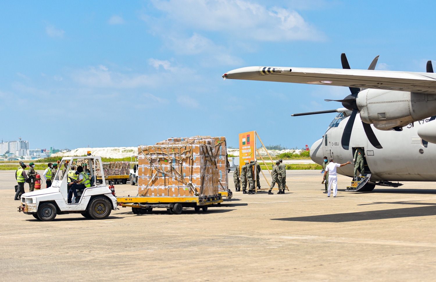މާލެ- އޭޕްރީލް 2، 2020- ކޮރޯނާވައިރަސް ފެތުރުން ހުއްޓުވުމަށްޓަކައި ތިން ހަފްތާއަށް އިންޑިއާ ލޮކްޑައުން ކުރުމުން، އެ ގައުމުގައި ތާށިވެފައި ހުރި އެސްޓީއޯގެ ބޭސްތައް އިންޑިއާ އާއި ރާއްޖޭގެ އަސްކަރިއްޔާ ގުޅިގެން ހިންގި އޮޕަރޭޝަނެއްގެ ދަށުން މިއަދު ރާއްޖެ ގެނައުން .-- ފޮޓޯ: އަހުމަދު އަވްޝަން/މިހާރު