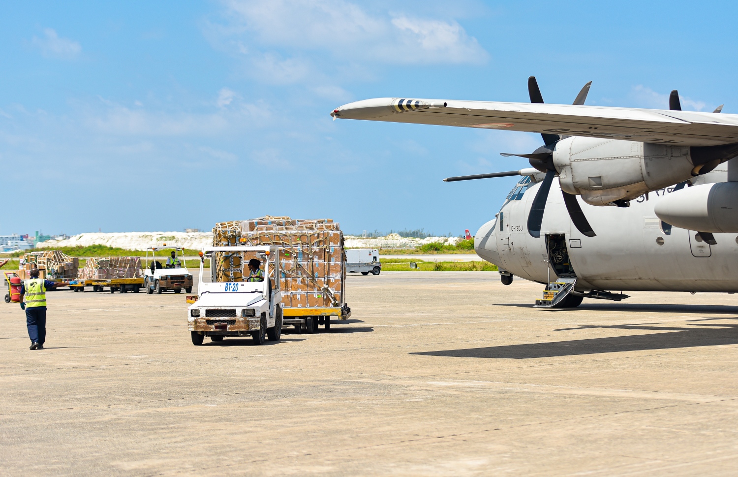 މާލެ- އޭޕްރީލް 2، 2020- ކޮރޯނާވައިރަސް ފެތުރުން ހުއްޓުވުމަށްޓަކައި ތިން ހަފްތާއަށް އިންޑިއާ ލޮކްޑައުން ކުރުމުން، އެ ގައުމުގައި ތާށިވެފައި ހުރި އެސްޓީއޯގެ ބޭސްތައް އިންޑިއާ އާއި ރާއްޖޭގެ އަސްކަރިއްޔާ ގުޅިގެން ހިންގި އޮޕަރޭޝަނެއްގެ ދަށުން މިއަދު ރާއްޖެ ގެނައުން .-- ފޮޓޯ: އަހުމަދު އަވްޝަން/މިހާރު