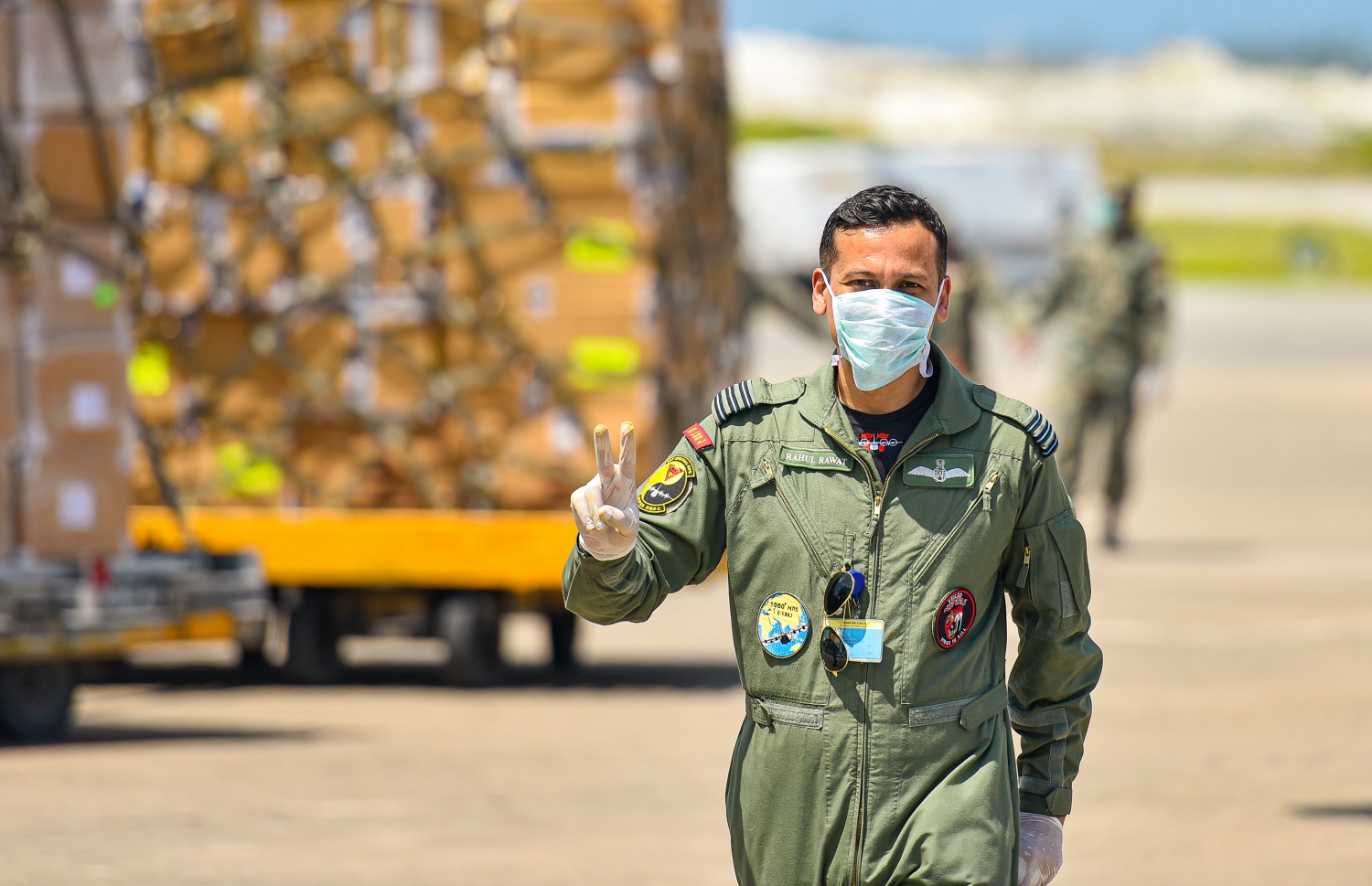 މާލެ- އޭޕްރީލް 2، 2020- ކޮރޯނާވައިރަސް ފެތުރުން ހުއްޓުވުމަށްޓަކައި ތިން ހަފްތާއަށް އިންޑިއާ ލޮކްޑައުން ކުރުމުން، އެ ގައުމުގައި ތާށިވެފައި ހުރި އެސްޓީއޯގެ ބޭސްތައް އިންޑިއާ އާއި ރާއްޖޭގެ އަސްކަރިއްޔާ ގުޅިގެން ހިންގި އޮޕަރޭޝަނެއްގެ ދަށުން މިއަދު ރާއްޖެ ގެނައުން .-- ފޮޓޯ: އަހުމަދު އަވްޝަން/މިހާރު