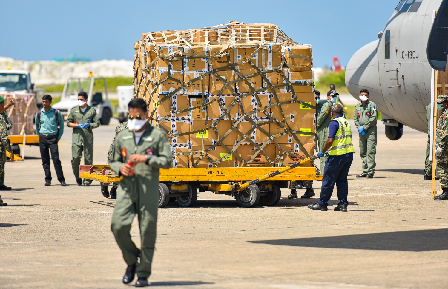 މާލެ- އޭޕްރީލް 2، 2020- ކޮރޯނާވައިރަސް ފެތުރުން ހުއްޓުވުމަށްޓަކައި ތިން ހަފްތާއަށް އިންޑިއާ ލޮކްޑައުން ކުރުމުން، އެ ގައުމުގައި ތާށިވެފައި ހުރި އެސްޓީއޯގެ ބޭސްތައް އިންޑިއާ އާއި ރާއްޖޭގެ އަސްކަރިއްޔާ ގުޅިގެން ހިންގި އޮޕަރޭޝަނެއްގެ ދަށުން މިއަދު ރާއްޖެ ގެނައުން .-- ފޮޓޯ: އަހުމަދު އަވްޝަން/މިހާރު