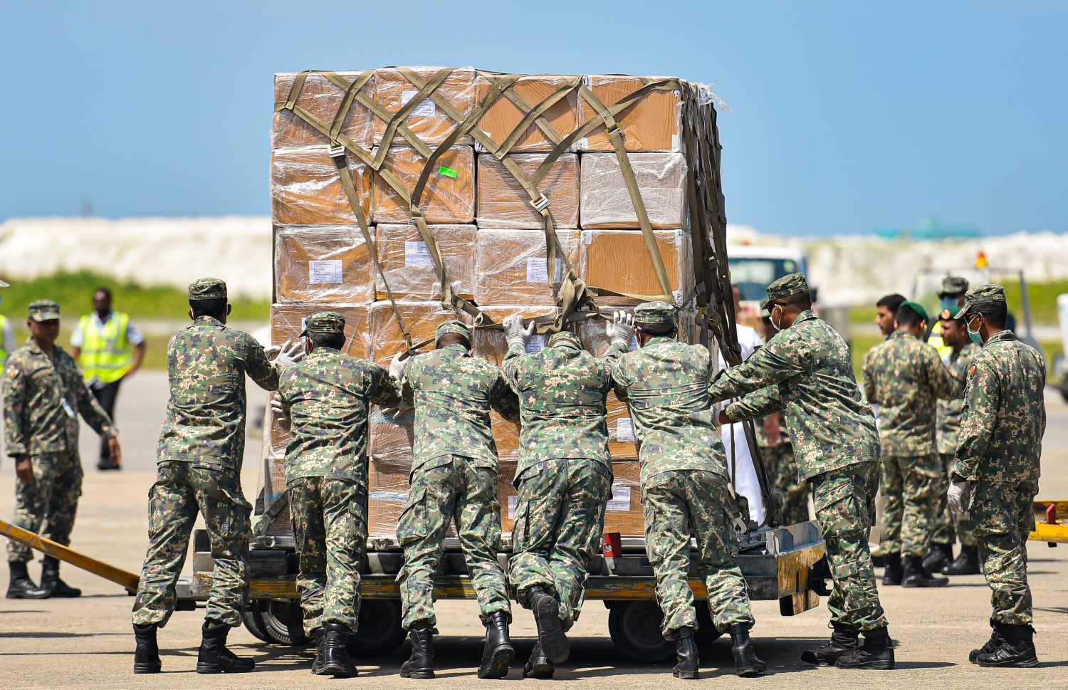 މާލެ- އޭޕްރީލް 2، 2020- ކޮރޯނާވައިރަސް ފެތުރުން ހުއްޓުވުމަށްޓަކައި ތިން ހަފްތާއަށް އިންޑިއާ ލޮކްޑައުން ކުރުމުން، އެ ގައުމުގައި ތާށިވެފައި ހުރި އެސްޓީއޯގެ ބޭސްތައް އިންޑިއާ އާއި ރާއްޖޭގެ އަސްކަރިއްޔާ ގުޅިގެން ހިންގި އޮޕަރޭޝަނެއްގެ ދަށުން މިއަދު ރާއްޖެ ގެނައުން .-- ފޮޓޯ: އަހުމަދު އަވްޝަން/މިހާރު