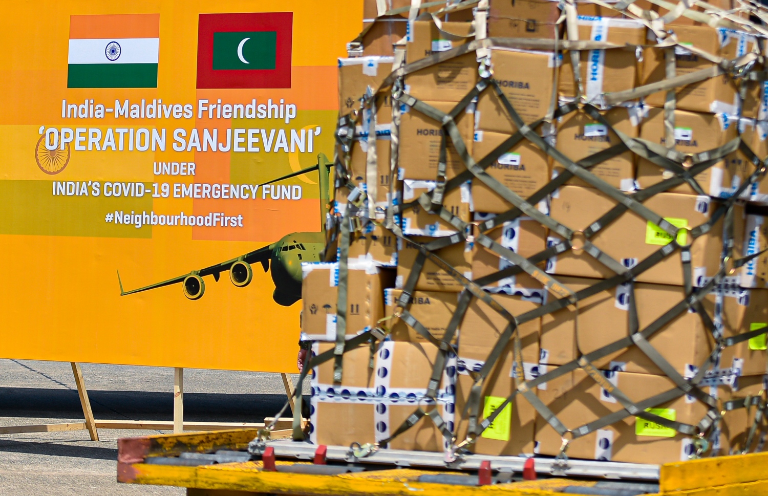 މާލެ- އޭޕްރީލް 2، 2020- ކޮރޯނާވައިރަސް ފެތުރުން ހުއްޓުވުމަށްޓަކައި ތިން ހަފްތާއަށް އިންޑިއާ ލޮކްޑައުން ކުރުމުން، އެ ގައުމުގައި ތާށިވެފައި ހުރި އެސްޓީއޯގެ ބޭސްތައް އިންޑިއާ އާއި ރާއްޖޭގެ އަސްކަރިއްޔާ ގުޅިގެން ހިންގި އޮޕަރޭޝަނެއްގެ ދަށުން މިއަދު ރާއްޖެ ގެނައުން .-- ފޮޓޯ: އަހުމަދު އަވްޝަން/މިހާރު