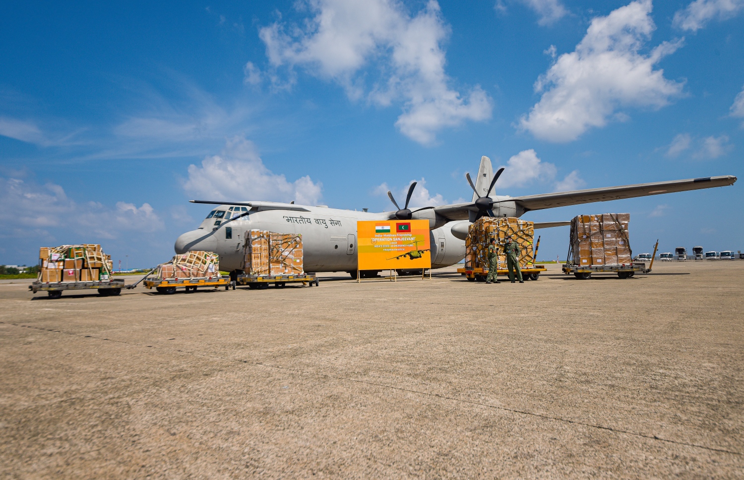 މާލެ- އޭޕްރީލް 2، 2020- ކޮރޯނާވައިރަސް ފެތުރުން ހުއްޓުވުމަށްޓަކައި ތިން ހަފްތާއަށް އިންޑިއާ ލޮކްޑައުން ކުރުމުން، އެ ގައުމުގައި ތާށިވެފައި ހުރި އެސްޓީއޯގެ ބޭސްތައް އިންޑިއާ އާއި ރާއްޖޭގެ އަސްކަރިއްޔާ ގުޅިގެން ހިންގި އޮޕަރޭޝަނެއްގެ ދަށުން މިއަދު ރާއްޖެ ގެނައުން .-- ފޮޓޯ: އަހުމަދު އަވްޝަން/މިހާރު