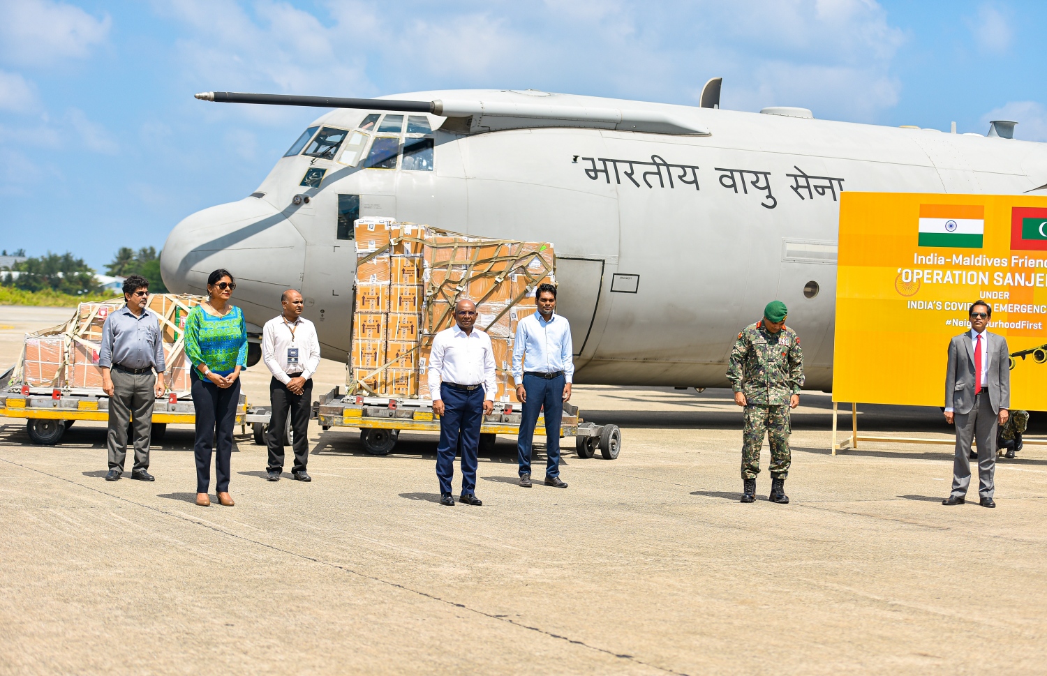 މާލެ- އޭޕްރީލް 2، 2020- ކޮރޯނާވައިރަސް ފެތުރުން ހުއްޓުވުމަށްޓަކައި ތިން ހަފްތާއަށް އިންޑިއާ ލޮކްޑައުން ކުރުމުން، އެ ގައުމުގައި ތާށިވެފައި ހުރި އެސްޓީއޯގެ ބޭސްތައް އިންޑިއާ އާއި ރާއްޖޭގެ އަސްކަރިއްޔާ ގުޅިގެން ހިންގި އޮޕަރޭޝަނެއްގެ ދަށުން މިއަދު ރާއްޖެ ގެނައުން .-- ފޮޓޯ: އަހުމަދު އަވްޝަން/މިހާރު