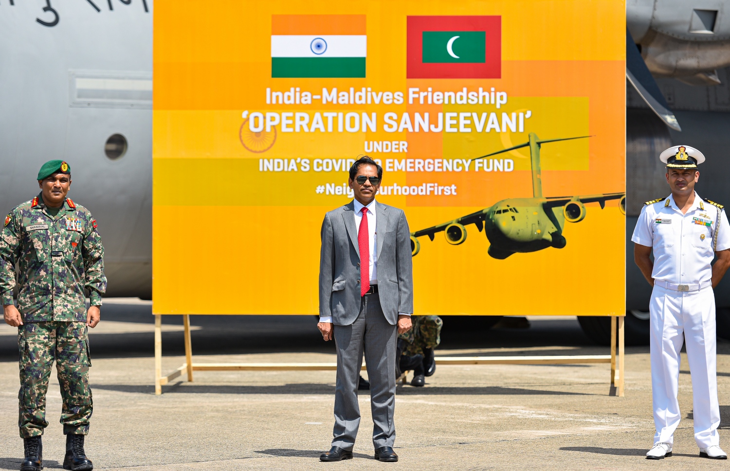 މާލެ- އޭޕްރީލް 2، 2020- ކޮރޯނާވައިރަސް ފެތުރުން ހުއްޓުވުމަށްޓަކައި ތިން ހަފްތާއަށް އިންޑިއާ ލޮކްޑައުން ކުރުމުން، އެ ގައުމުގައި ތާށިވެފައި ހުރި އެސްޓީއޯގެ ބޭސްތައް އިންޑިއާ އާއި ރާއްޖޭގެ އަސްކަރިއްޔާ ގުޅިގެން ހިންގި އޮޕަރޭޝަނެއްގެ ދަށުން މިއަދު ރާއްޖެ ގެނައުމުގެ ރަސްމިއްޔާތުގެ ތެރެއިން .-- ފޮޓޯ: އަހުމަދު އަވްޝަން/މިހާރު