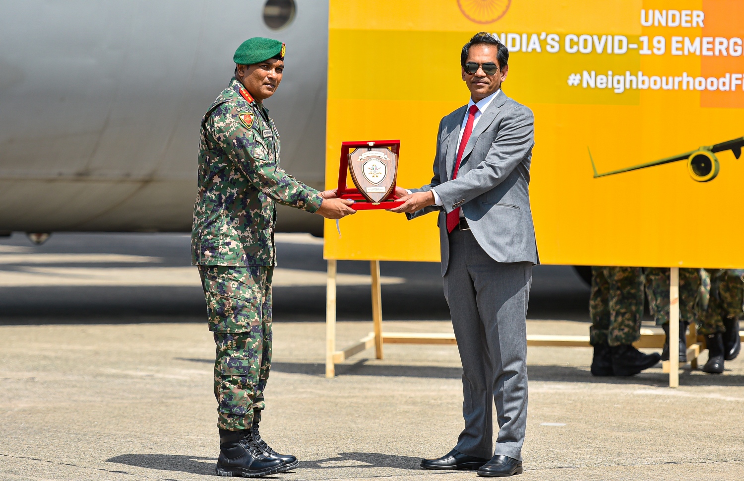 މާލެ- އޭޕްރީލް 2، 2020- ކޮރޯނާވައިރަސް ފެތުރުން ހުއްޓުވުމަށްޓަކައި ތިން ހަފްތާއަށް އިންޑިއާ ލޮކްޑައުން ކުރުމުން، އެ ގައުމުގައި ތާށިވެފައި ހުރި އެސްޓީއޯގެ ބޭސްތައް އިންޑިއާ އާއި ރާއްޖޭގެ އަސްކަރިއްޔާ ގުޅިގެން ހިންގި އޮޕަރޭޝަނެއްގެ ދަށުން މިއަދު ރާއްޖެ ގެނައުމުގެ ރަސްމިއްޔާތުގެ ތެރެއިން އެމްއެންޑީއެފްގެ ފަރާތުން އިންޑިއާއިން ރާއްޖެއަށް ކަޑައަޅުއްވައިފާ ހުންނަވާ ސަފީރު ސަންޖޭ ސުދީރައް ހަދާނީ ފިލައެއް ހަވާލުކުރައް ވަނީ .-- ފޮޓޯ: އަހުމަދު އަވްޝަން/މިހާރު