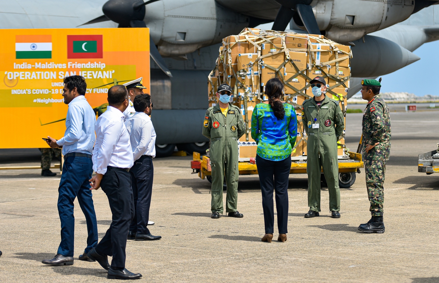 މާލެ- އޭޕްރީލް 2، 2020- ކޮރޯނާވައިރަސް ފެތުރުން ހުއްޓުވުމަށްޓަކައި ތިން ހަފްތާއަށް އިންޑިއާ ލޮކްޑައުން ކުރުމުން، އެ ގައުމުގައި ތާށިވެފައި ހުރި އެސްޓީއޯގެ ބޭސްތައް އިންޑިއާ އާއި ރާއްޖޭގެ އަސްކަރިއްޔާ ގުޅިގެން ހިންގި އޮޕަރޭޝަނެއްގެ ދަށުން މިއަދު ރާއްޖެ ގެނައުމުގެ ރަސްމިއްޔާތުގެ ތެރެއިން  .-- ފޮޓޯ: އަހުމަދު އަވްޝަން/މިހާރު