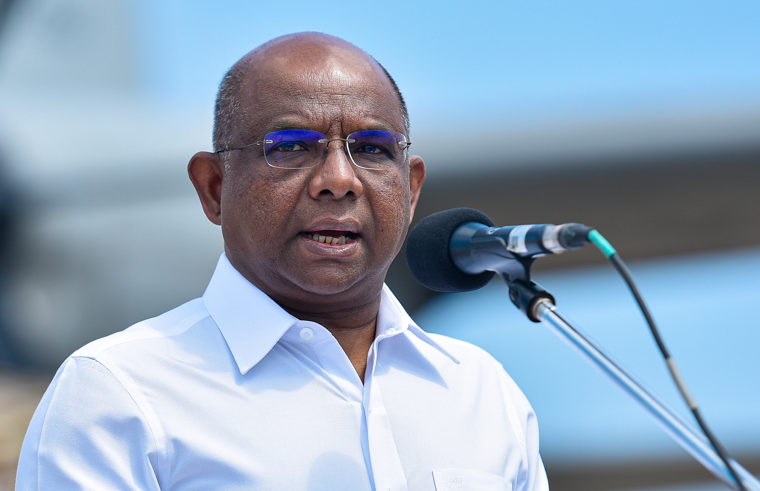 މާލެ- އޭޕްރީލް 2، 2020- ކޮރޯނާވައިރަސް ފެތުރުން ހުއްޓުވުމަށްޓަކައި ތިން ހަފްތާއަށް އިންޑިއާ ލޮކްޑައުން ކުރުމުން، އެ ގައުމުގައި ތާށިވެފައި ހުރި އެސްޓީއޯގެ ބޭސްތައް އިންޑިއާ އާއި ރާއްޖޭގެ އަސްކަރިއްޔާ ގުޅިގެން ހިންގި އޮޕަރޭޝަނެއްގެ ދަށުން މިއަދު ރާއްޖެ ގެނައުމުގެ ރަސްމިއްޔާތުގެ ތެރެއިން ފޮރިން މިނިސްޓަރު އަބްދުﷲ ޝާހިދު ވާހަކަ ދައްކަވަނީ .-- ފޮޓޯ: އަހުމަދު އަވްޝަން/މިހާރު