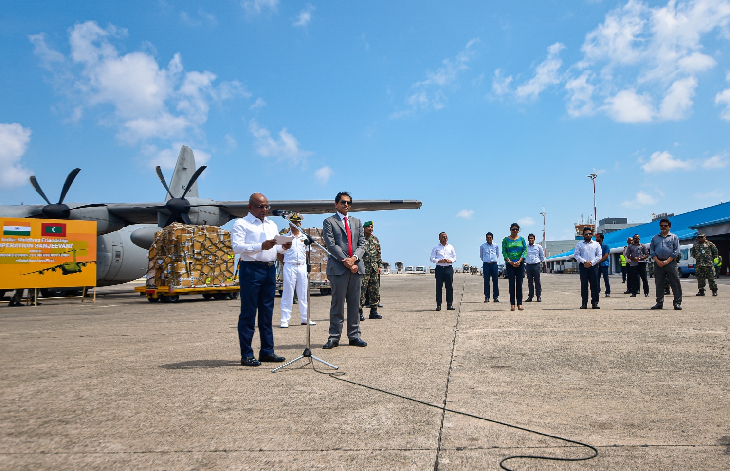 މާލެ- އޭޕްރީލް 2، 2020- ކޮރޯނާވައިރަސް ފެތުރުން ހުއްޓުވުމަށްޓަކައި ތިން ހަފްތާއަށް އިންޑިއާ ލޮކްޑައުން ކުރުމުން، އެ ގައުމުގައި ތާށިވެފައި ހުރި އެސްޓީއޯގެ ބޭސްތައް އިންޑިއާ އާއި ރާއްޖޭގެ އަސްކަރިއްޔާ ގުޅިގެން ހިންގި އޮޕަރޭޝަނެއްގެ ދަށުން މިއަދު ރާއްޖެ ގެނައުމުގެ ރަސްމިއްޔާތުގެ ތެރެއިން ފޮރިން މިނިސްޓަރު އަބްދުﷲ ޝާހިދު ވާހަކަ ދައްކަވަނީ .-- ފޮޓޯ: އަހުމަދު އަވްޝަން/މިހާރު