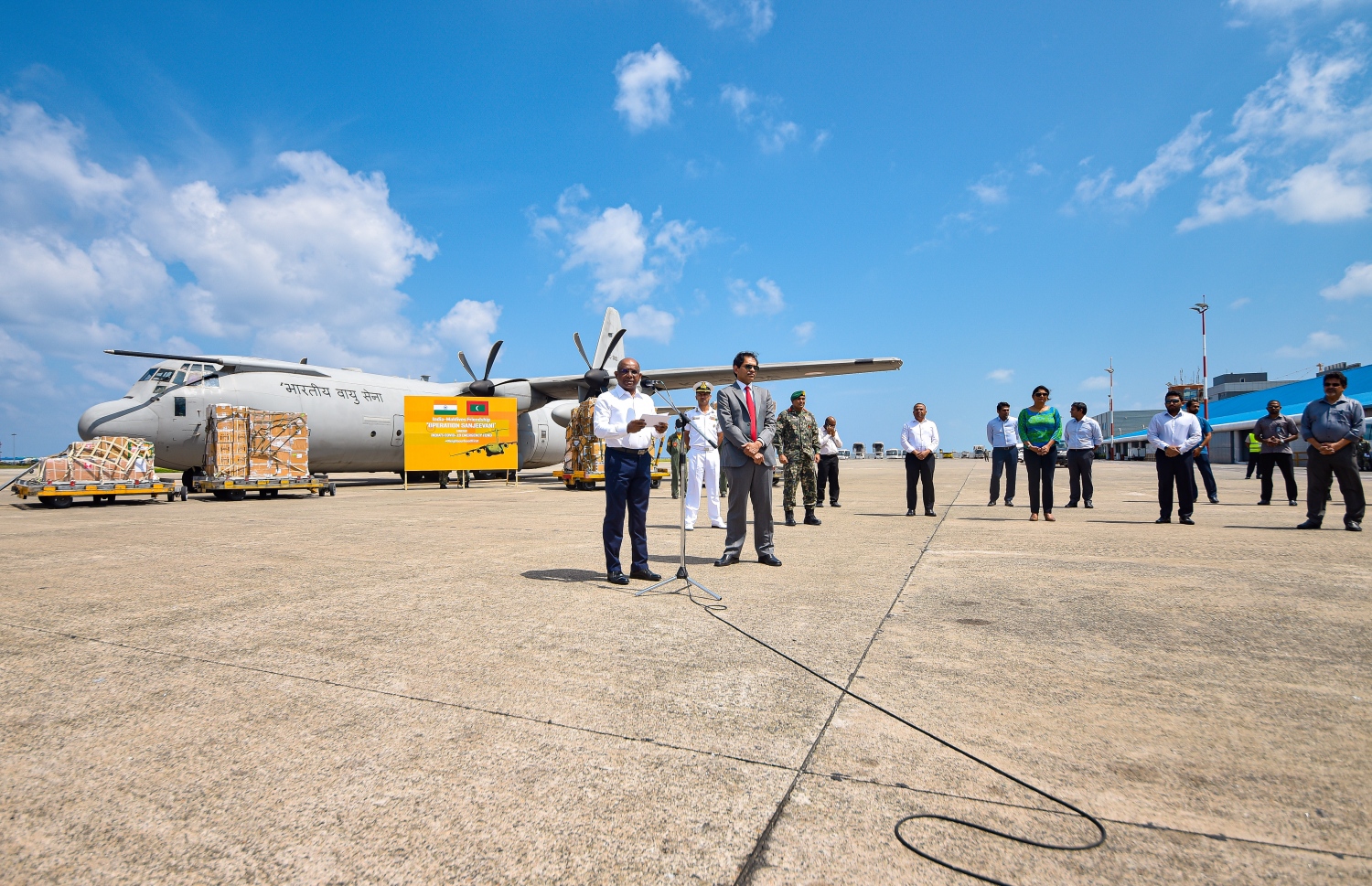 މާލެ- އޭޕްރީލް 2، 2020- ކޮރޯނާވައިރަސް ފެތުރުން ހުއްޓުވުމަށްޓަކައި ތިން ހަފްތާއަށް އިންޑިއާ ލޮކްޑައުން ކުރުމުން، އެ ގައުމުގައި ތާށިވެފައި ހުރި އެސްޓީއޯގެ ބޭސްތައް އިންޑިއާ އާއި ރާއްޖޭގެ އަސްކަރިއްޔާ ގުޅިގެން ހިންގި އޮޕަރޭޝަނެއްގެ ދަށުން މިއަދު ރާއްޖެ ގެނައުމުގެ ރަސްމިއްޔާތުގެ ތެރެއިން ފޮރިން މިނިސްޓަރު އަބްދުﷲ ޝާހިދު ވާހަކަ ދައްކަވަނީ .-- ފޮޓޯ: އަހުމަދު އަވްޝަން/މިހާރު