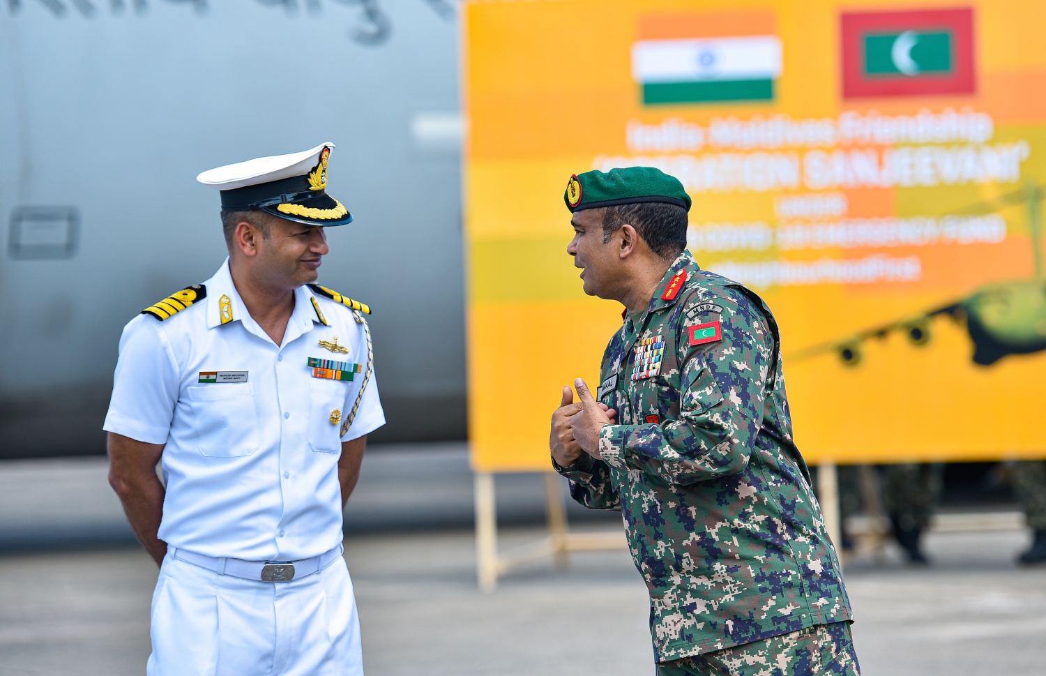 މާލެ- އޭޕްރީލް 2، 2020- ކޮރޯނާވައިރަސް ފެތުރުން ހުއްޓުވުމަށްޓަކައި ތިން ހަފްތާއަށް އިންޑިއާ ލޮކްޑައުން ކުރުމުން، އެ ގައުމުގައި ތާށިވެފައި ހުރި އެސްޓީއޯގެ ބޭސްތައް އިންޑިއާ އާއި ރާއްޖޭގެ އަސްކަރިއްޔާ ގުޅިގެން ހިންގި އޮޕަރޭޝަނެއްގެ ދަށުން މިއަދު ރާއްޖެ ގެނައުން .-- ފޮޓޯ: އަހުމަދު އަވްޝަން/މިހާރު