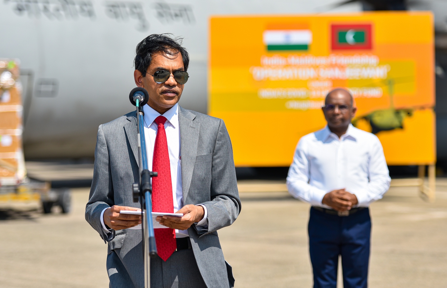 މާލެ- އޭޕްރީލް 2، 2020- ކޮރޯނާވައިރަސް ފެތުރުން ހުއްޓުވުމަށްޓަކައި ތިން ހަފްތާއަށް އިންޑިއާ ލޮކްޑައުން ކުރުމުން، އެ ގައުމުގައި ތާށިވެފައި ހުރި އެސްޓީއޯގެ ބޭސްތައް އިންޑިއާ އާއި ރާއްޖޭގެ އަސްކަރިއްޔާ ގުޅިގެން ހިންގި އޮޕަރޭޝަނެއްގެ ދަށުން މިއަދު ރާއްޖެ ގެނައުމުގެ ރަސްމިއްޔާތުގެ ތެރެއިން އިންޑިޔާއިން ރާއްޖެއަށް ކަޑައަޅުއްވާފައިވާ ސަފީރު ސަންޖޭ ސުދީރު ވާހަކަ ދައްކަވަނީ .-- ފޮޓޯ: އަހުމަދު އަވްޝަން/މިހާރު