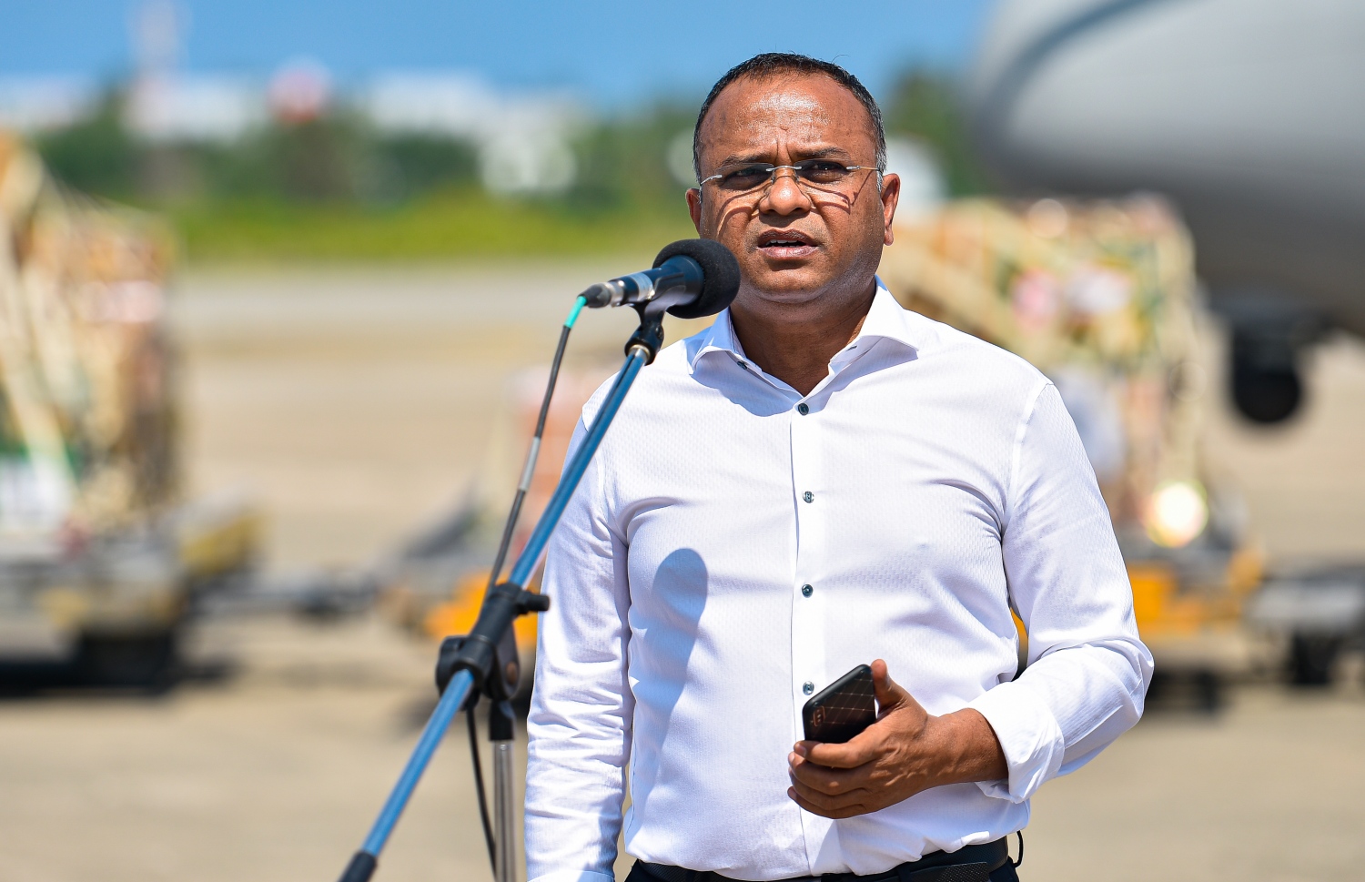 މާލެ- އޭޕްރީލް 2، 2020- ކޮރޯނާވައިރަސް ފެތުރުން ހުއްޓުވުމަށްޓަކައި ތިން ހަފްތާއަށް އިންޑިއާ ލޮކްޑައުން ކުރުމުން، އެ ގައުމުގައި ތާށިވެފައި ހުރި އެސްޓީއޯގެ ބޭސްތައް އިންޑިއާ އާއި ރާއްޖޭގެ އަސްކަރިއްޔާ ގުޅިގެން ހިންގި އޮޕަރޭޝަނެއްގެ ދަށުން މިއަދު ރާއްޖެ ގެނައުމުގެ ރަސްމިއްޔާތުގެ ތެރެއިން ރައްޔިތުން މަޖިލީހުގެ ހެންވޭރު ދެކުނު ދާއިރާގެ މެންބަރު ހުސެއިން  ޝަހީމް ވާހަކަ ދައްކަވަނީ .-- ފޮޓޯ: އަހުމަދު އަވްޝަން/މިހާރު