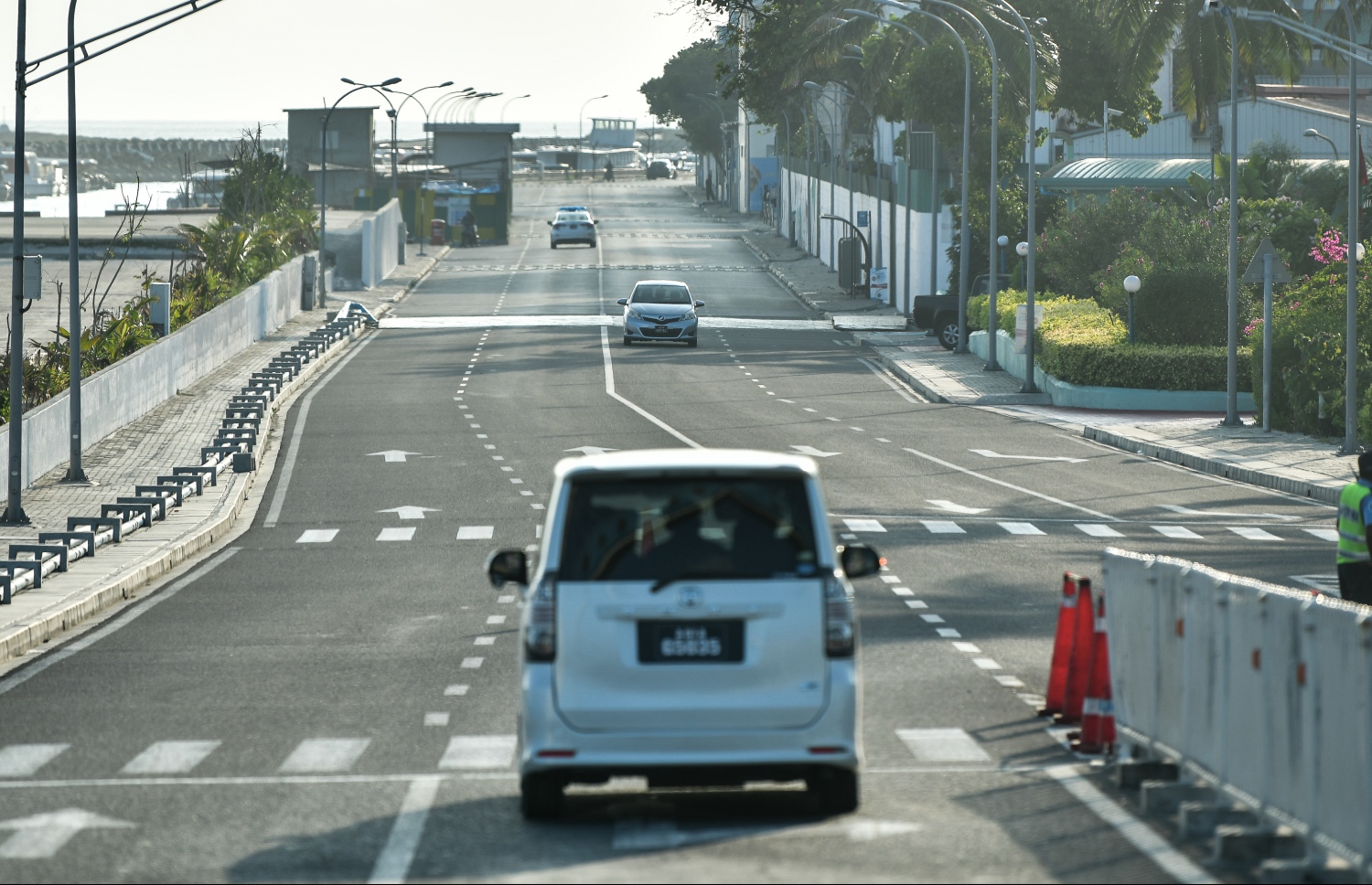 މާލެ: އޭޕްރިލް 2، 2020- މާލޭގައި މިއަދު ކާފިއު ހިންގާފައި އޮތް ވަގުތުގައި ސިނަމާލެ ބްރިޖު ކައިރިން ބޮޑުތަކުރުފާނު މަގުން ވެހިކަލްތަކެއް ދުއްވާފައި ދަނީ: އެޗްޕީއޭ އިން ވަކި ގޮތެއް އަންގަންދެން މިއަދުން ފެށިގެން ކޮންމެ ދުވަހެއްގެ ހަވީރު 5 ން ރޭގަނޑު 8 އަށް މާލެ އާއި ވިލިމާލެ އާއި ހުޅުމާލޭގައި ކާފިއު ހިންގާނެ.---ފޮޓޯ: ނިޝާން އަލީ/މިހާރު