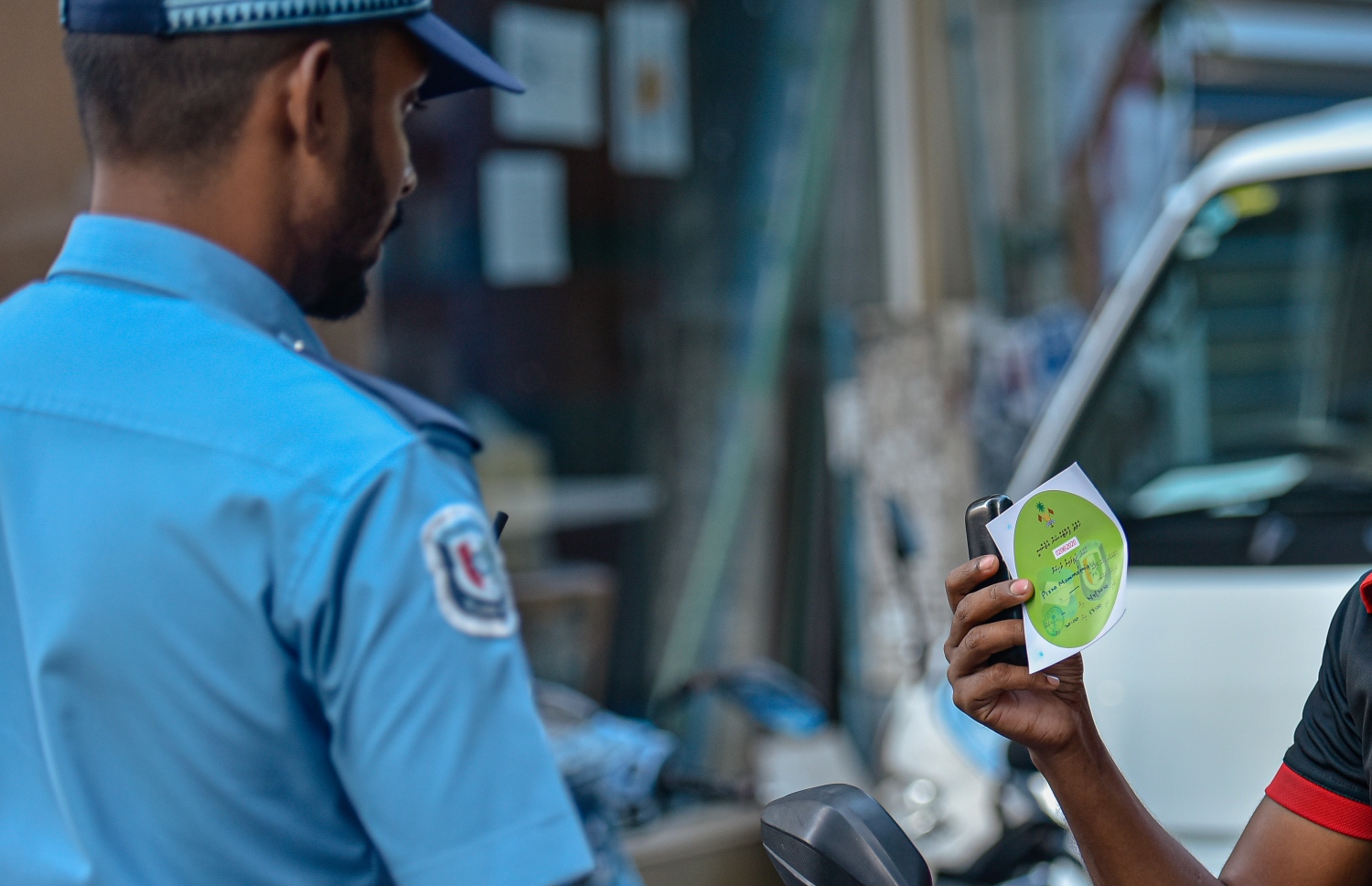 މާލެ: އޭޕްރިލް 2، 2020- މާލޭގައި މިއަދު ކާފިއު ހިންގާފައި އޮތް ވަގުތު، މަގުތައް ޕެޓްރޯލް ކުރުމުގައި ފުލުހުން ހަރަކާތްތެރިވަނީ.---ފޮޓޯ: އަހުމަދު އަވްޝަން/މިހާރު