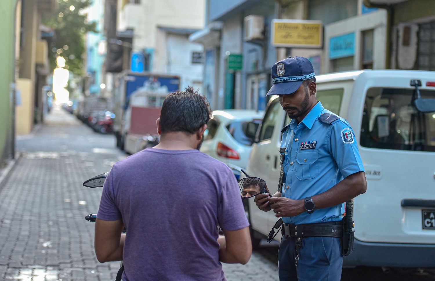 މާލެ: އޭޕްރިލް 2، 2020- މާލޭގައި މިއަދު ކާފިއު ހިންގާފައި އޮތް ވަގުތު، ބޭރުތެރޭގައި އުޅުނު ޒުވާނަކާ، ފުލުހަކު ސުވާލު ކުރަނީ.---ފޮޓޯ: އަހުމަދު އަވްޝަން/މިހާރު