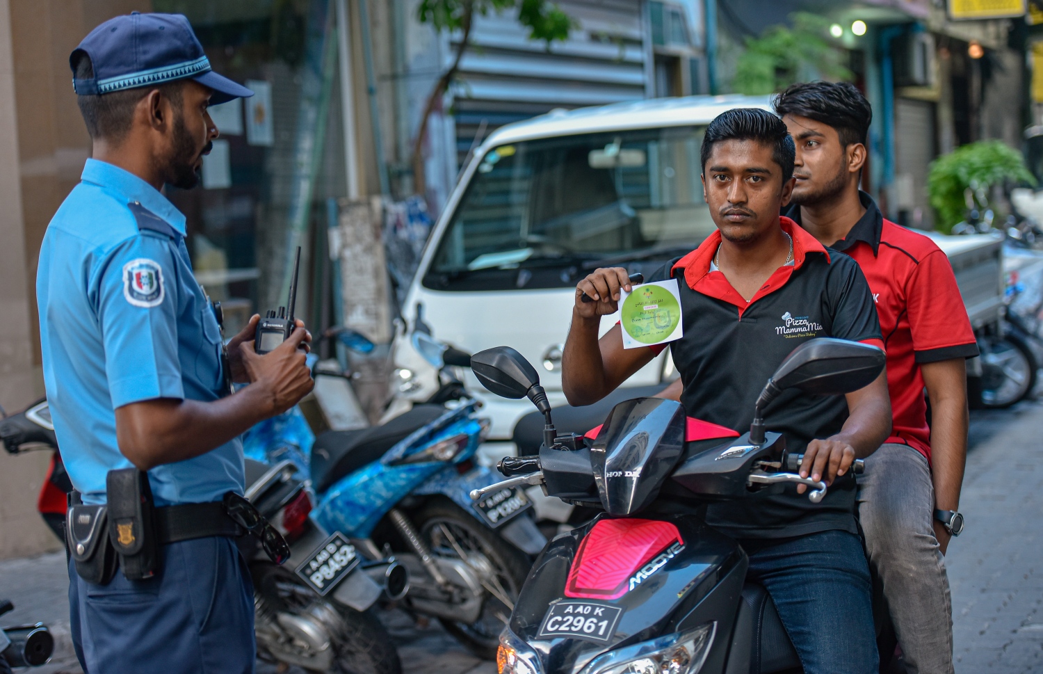 މާލެ: އޭޕްރިލް 2، 2020- މާލޭގައި މިއަދު ކާފިއު ހިންގާފައި އޮތް ވަގުތު، ކެފޭއަކުން ޑެލިވަރީ ކުރުމުގެ ޚިދުމަތް ދިނުމުގެ ހުއްދަ އޮތްކަމުގެ ސްޓިކާ ފުލުސް މީހާ އަށް ދައްކާލަނީ.---ފޮޓޯ: އަހުމަދު އަވްޝަން/މިހާރު