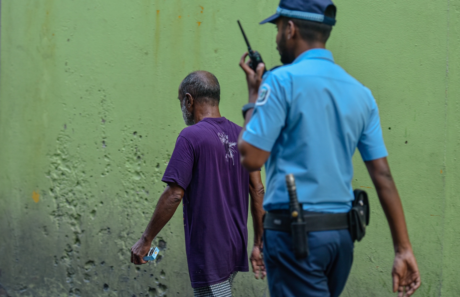 މާލެ: އޭޕްރިލް 2، 2020- މާލޭގައި މިއަދު ކާފިއު ހިންގާފައި އޮތް ވަގުތު، ބޭރުތެރޭގައި އުޅުނު މީހަކު ގޮވައިގެން ފުލުހަކު ދަނީ.---ފޮޓޯ: އަހުމަދު އަވްޝަން/މިހާރު