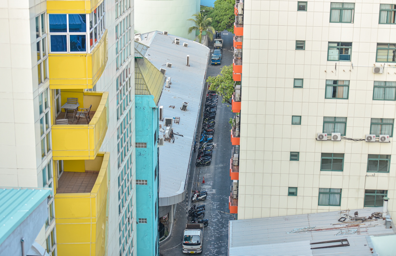 މާލެ: އޭޕްރިލް 2، 2020- މާލޭގައި މިއަދު ކާފިއު ހިންގާފައި އޮތް ވަގުތު މަގުތައް މަތިން ފެނުނީ ހިމޭނަކަން: ސަރުކާރުގެ އެންގުމަށް ކިޔަމަންވެ، ހަވީރު 5 ން ރޭގަނޑު 8 އަށް މާލޭގެ އެންމެން ގޭގެ އަށް ވަނުމުން، މަގުތަކުން ބޮޑު ހިމޭން ކަމެއް ފާހަގަކުރެވުނު.---ފޮޓޯ: އަހުމަދު އަވްޝަން/މިހާރު